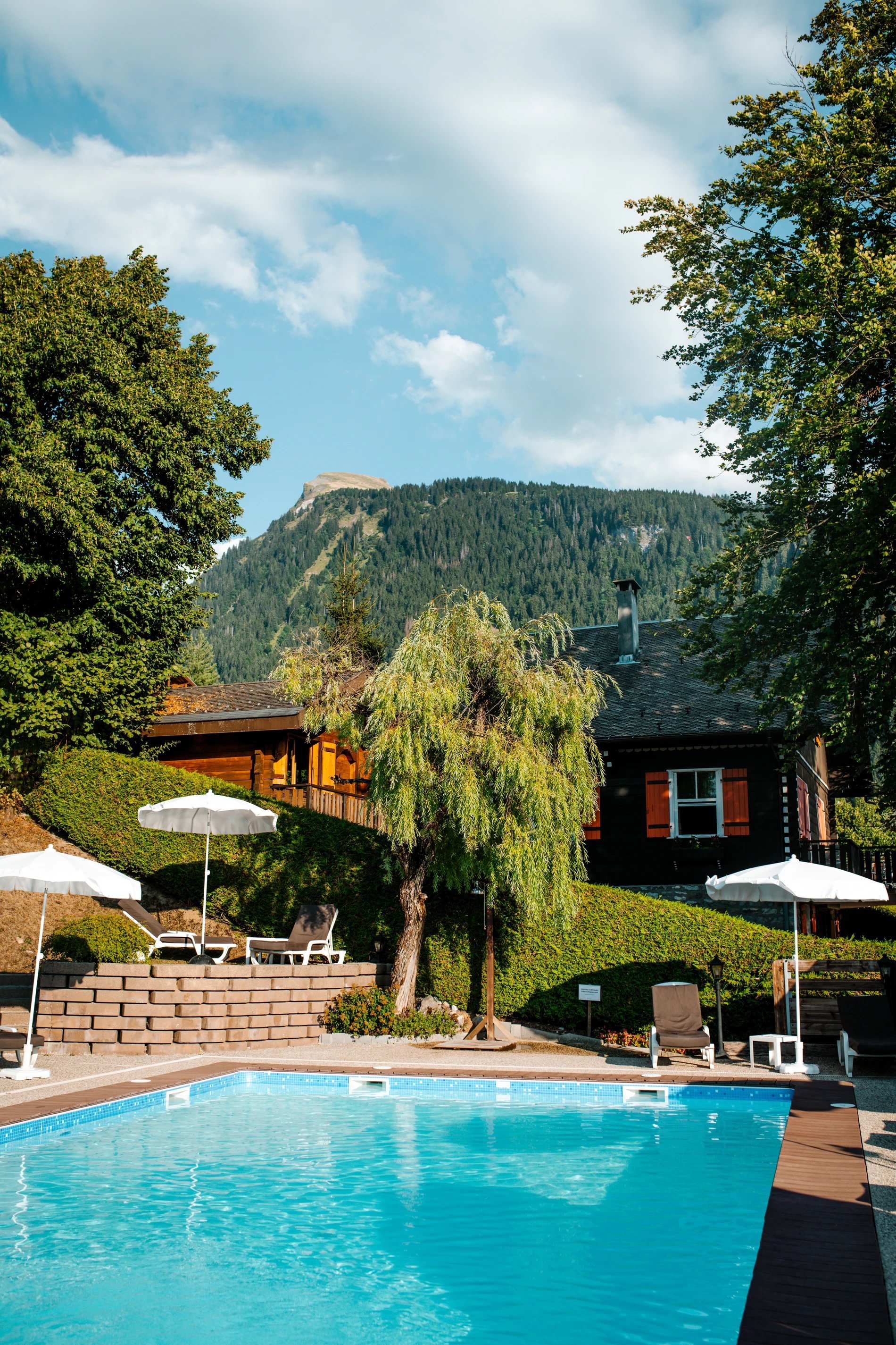 Piscine extérieure, détente en extérieur, piscine Morzine, hôtel avec piscine, hôtel avec piscine, grande piscine extérieure, piscine et soleil