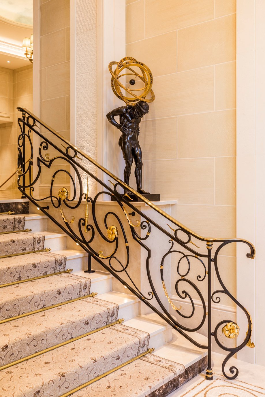Escalier d’apparat à l’Hôtel San Régis, rampe en fer forgé et sculpture, charme haussmannien à Paris 8.