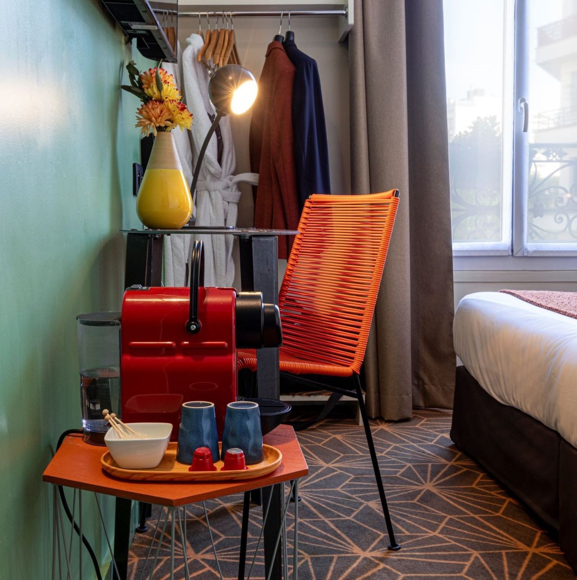 Chambre Grand Chelem Supérieure de l’Hôtel Olympic à Boulogne-Billancourt avec machine à café, bureau, lit confortable et équipements haut de gamme.
