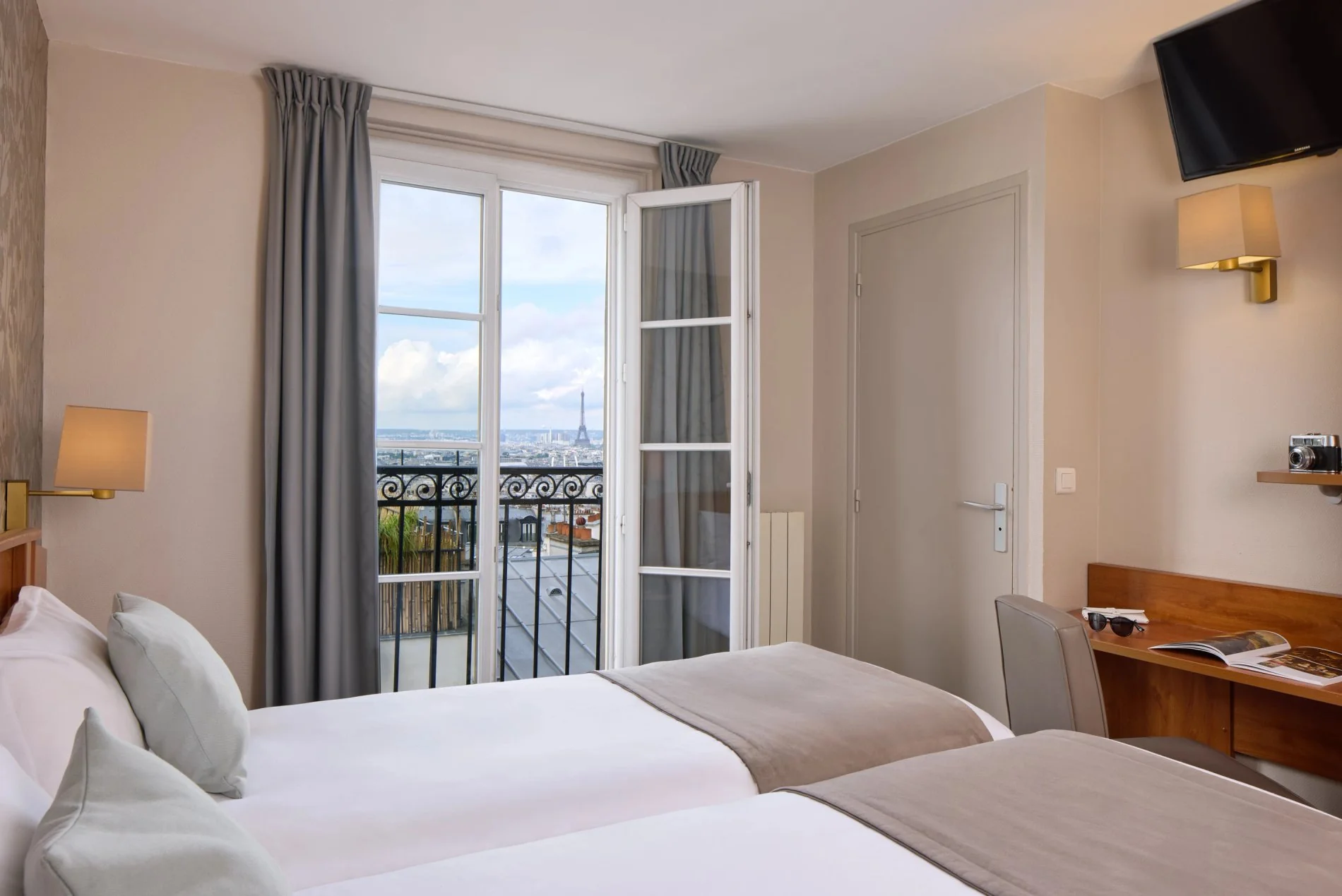 Chambre supérieure lits jumeaux balcon vue Tour Eiffel