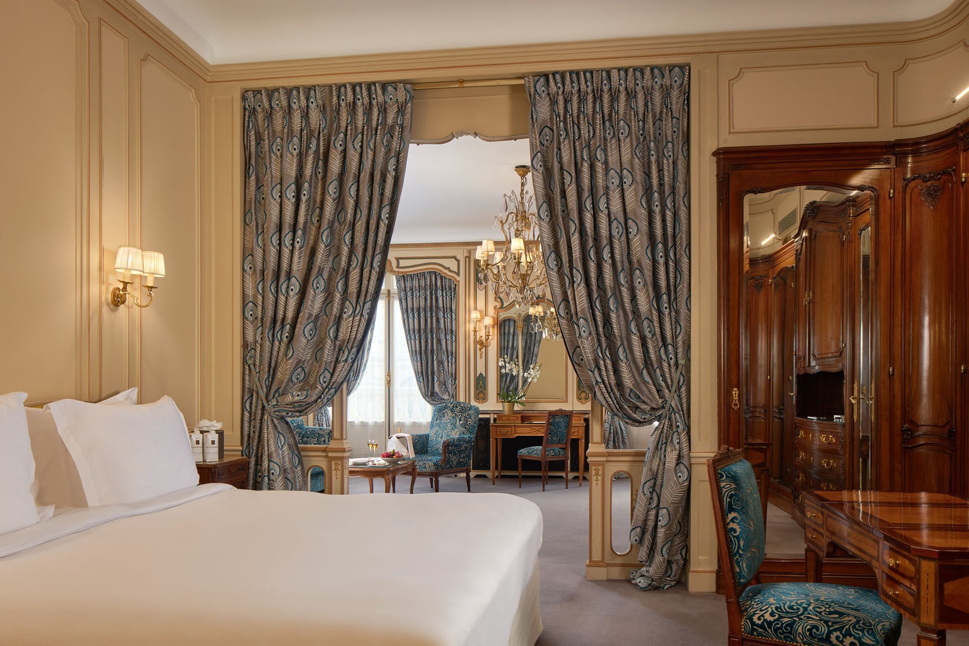 Hôtel Raphael | Signature Suite bed
