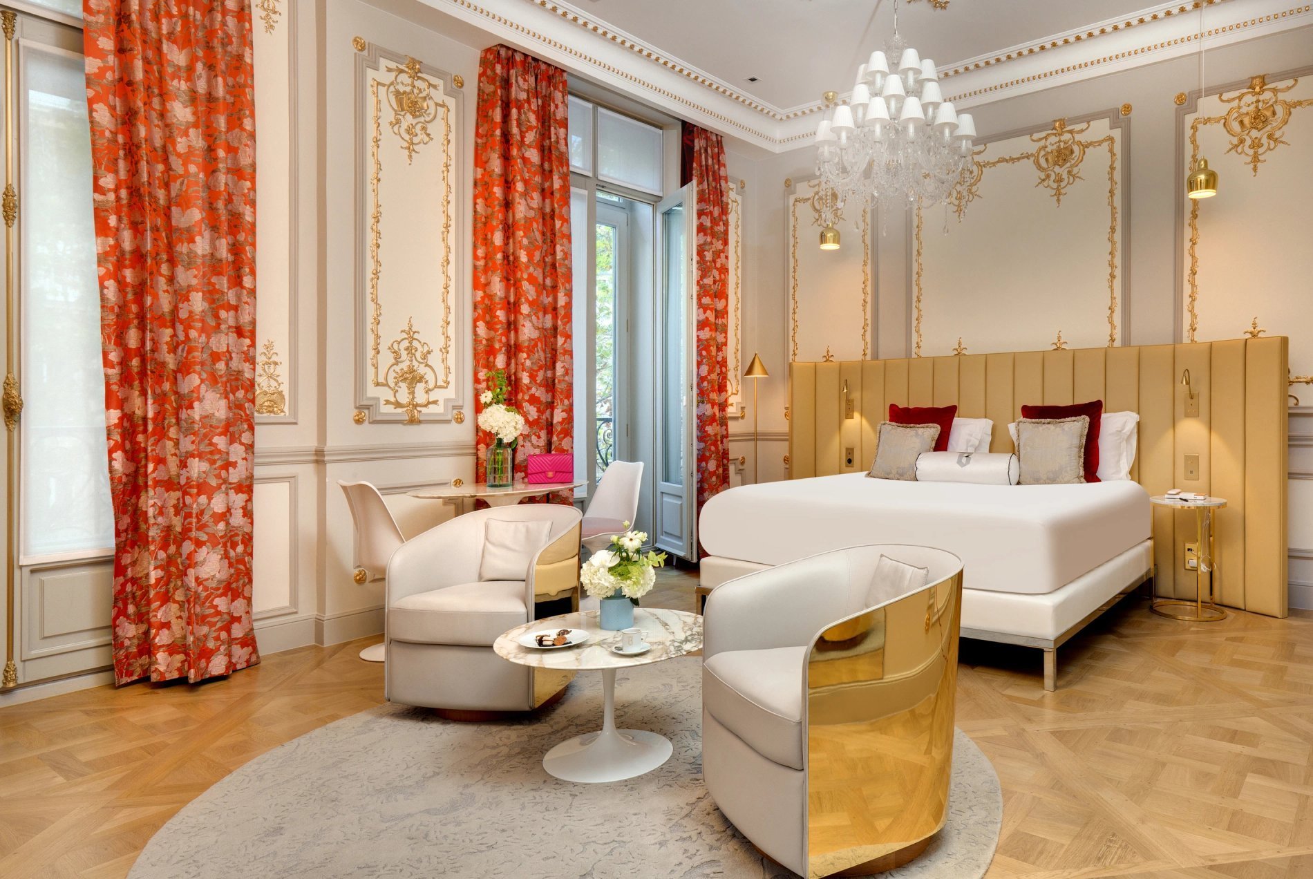 Suite de luxe avec balcon offrant une vue panoramique sur Paris à l'Hôtel Bowmann