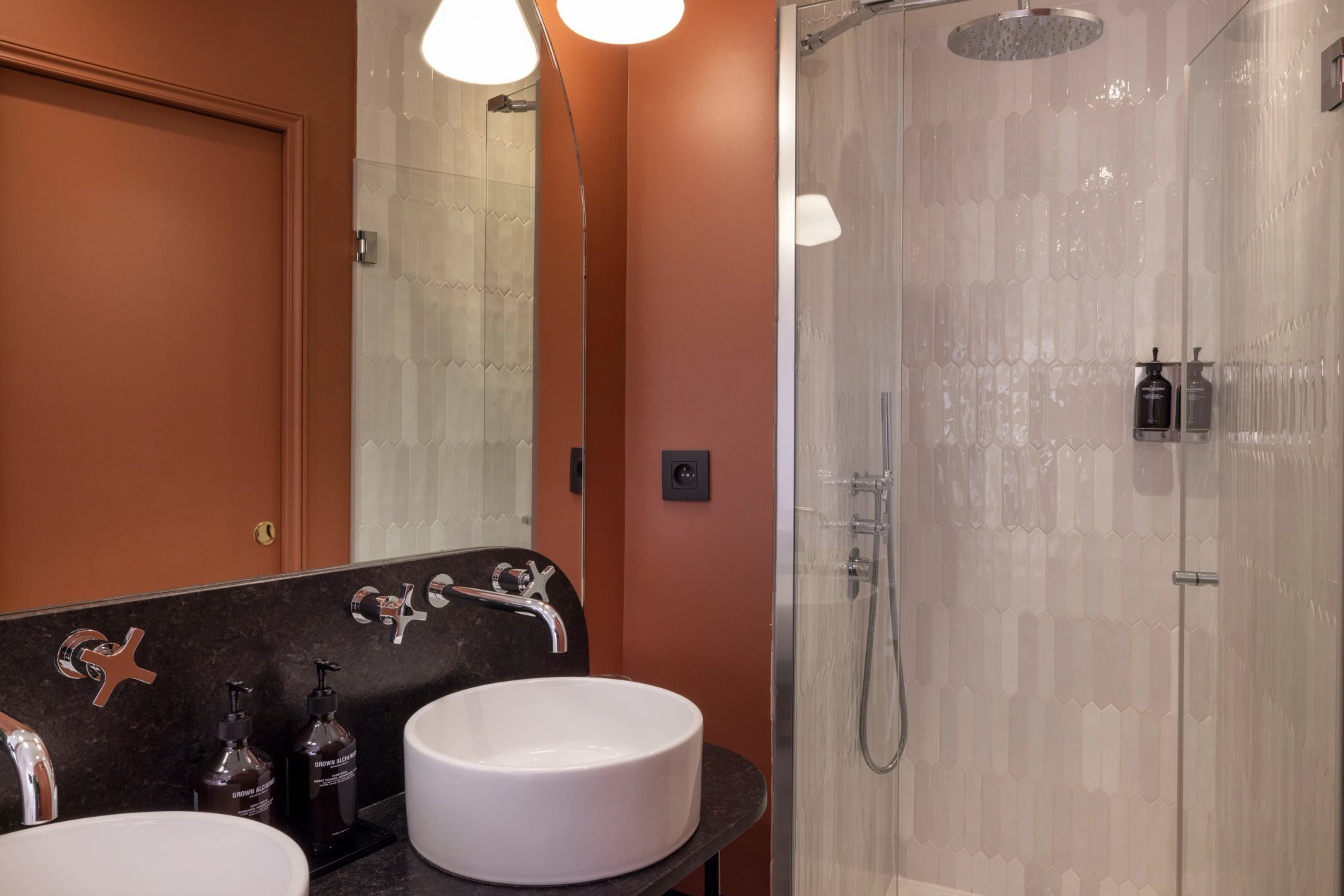 Douche de la suite executive romantique de l'Hôtel Gramont, près de l'Opéra de Paris