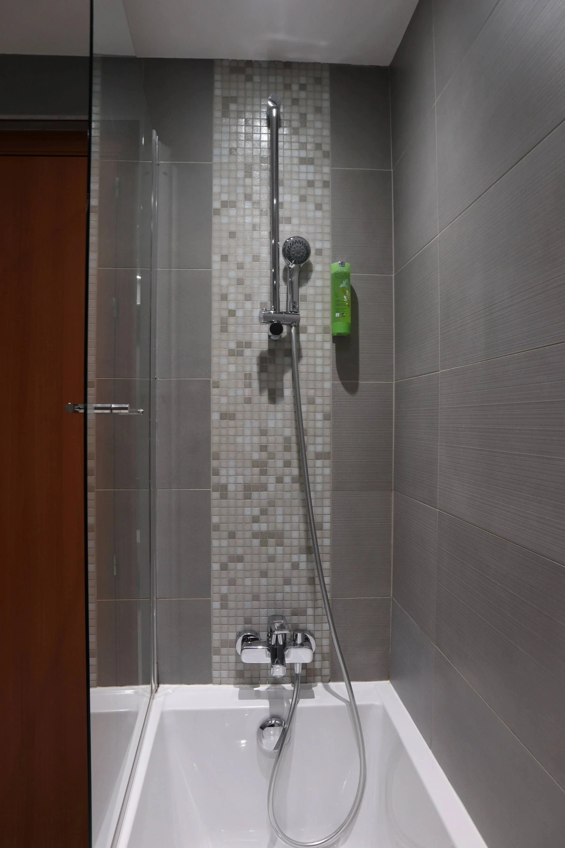 Salle de bain moderne avec douche au Timhotel Opéra Blanche Fontaine