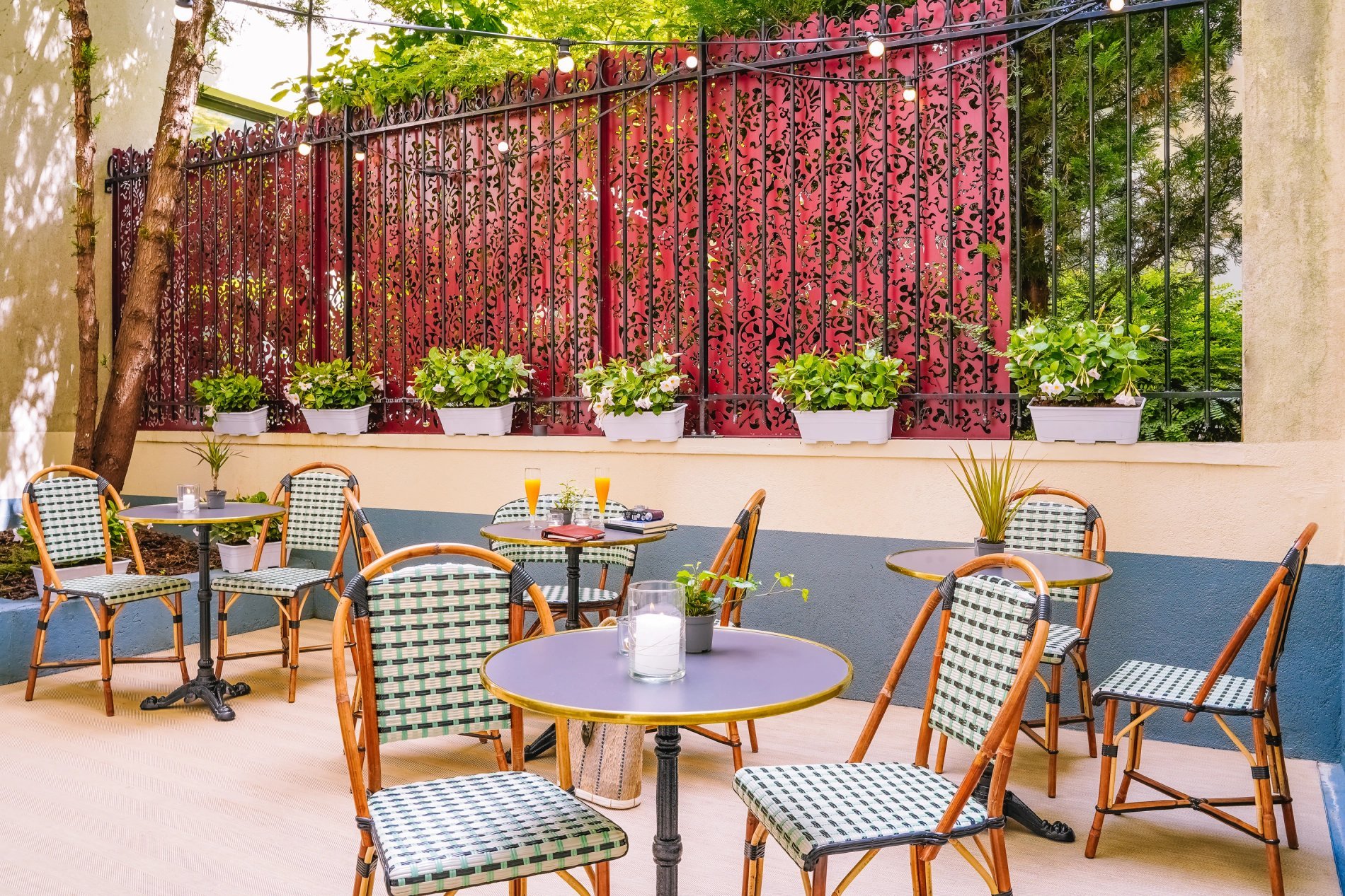 Terrasse extérieure du Timhotel, idéale pour se détendre