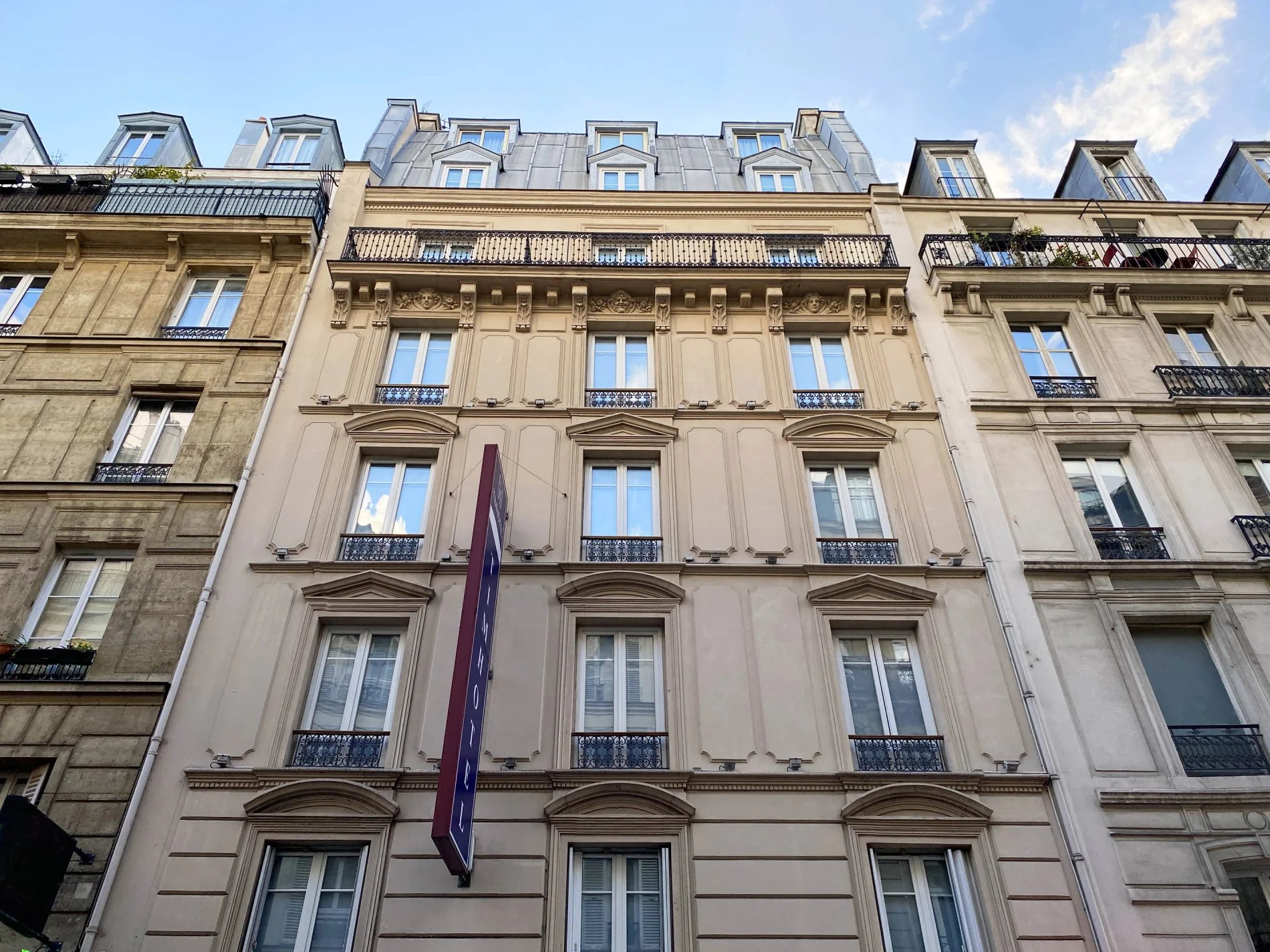 Façade du Timhotel, avec architecture parisienne classique