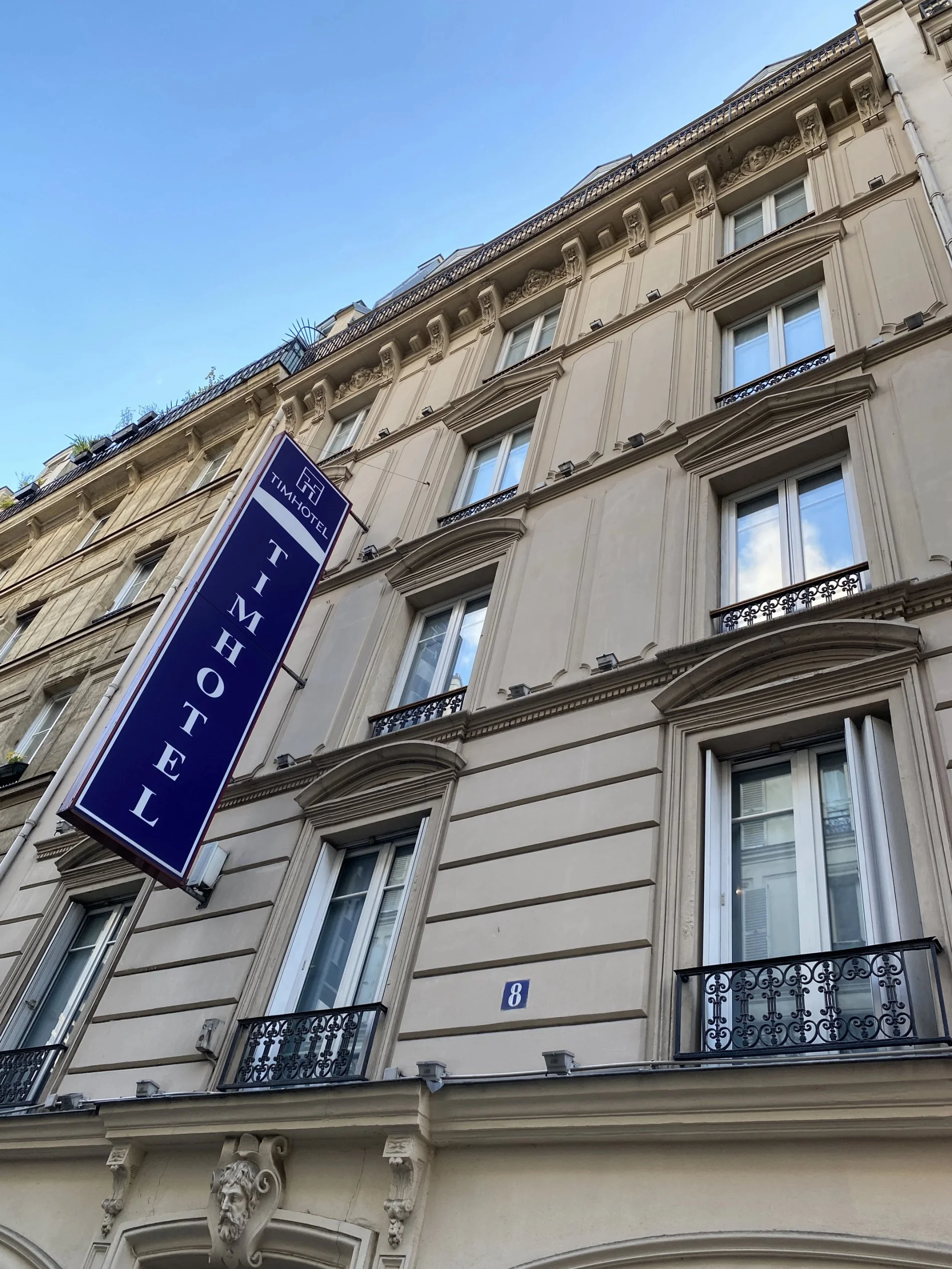 Façade du Timhotel, avec enseigne visible sur rue parisienne