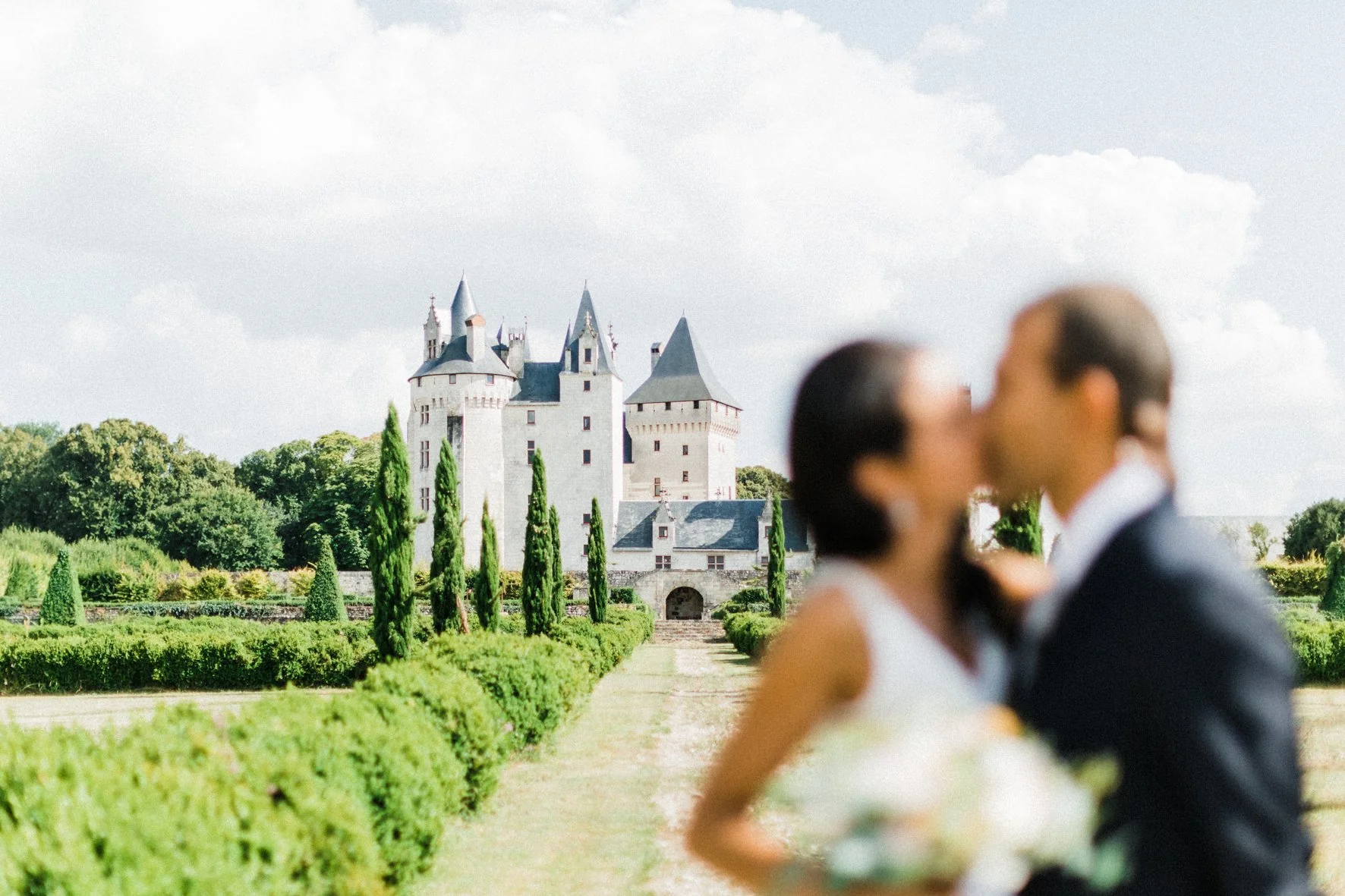 Mariage romantique dans les jardins à la française au château Coudray Montpensier.