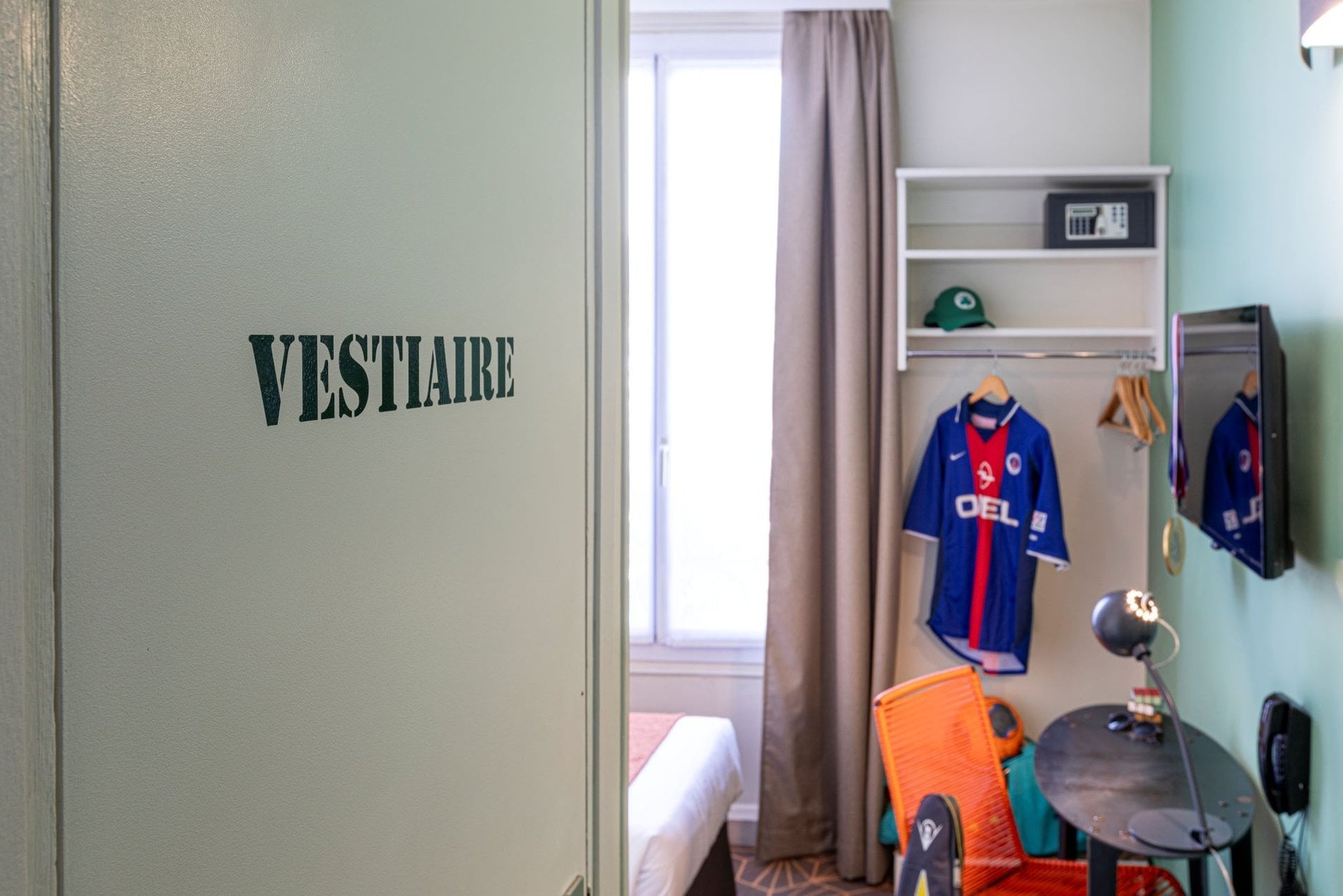 Vestiaire et rangements de la Chambre Classique Twin Olympic avec penderie ouverte et équipements pratiques.