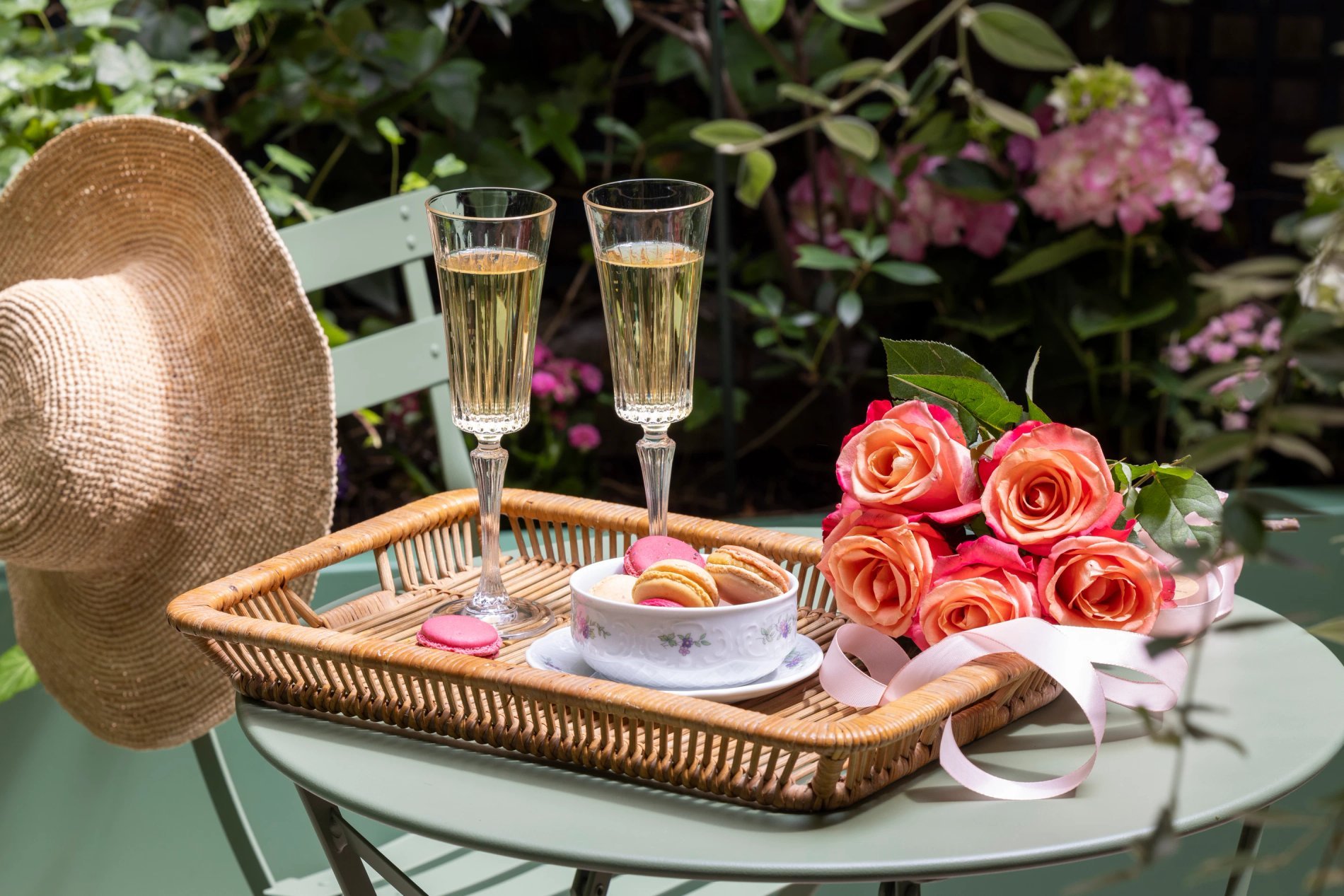 Hôtel Le Saint-Grégoire Romantic Package Champagne Macarons