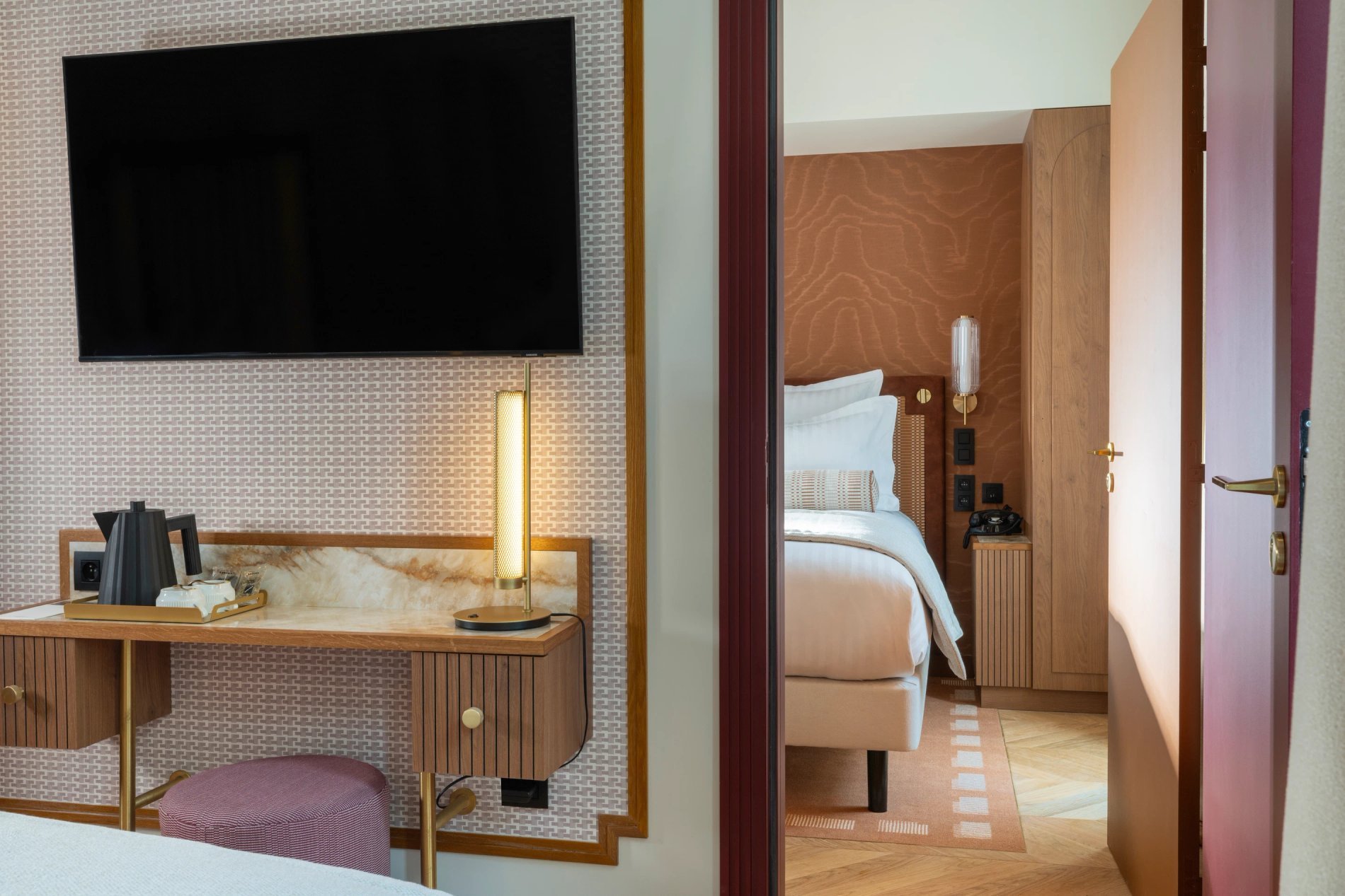 Hotel Filigrane | Connecting Rooms Desk Kettle TV
