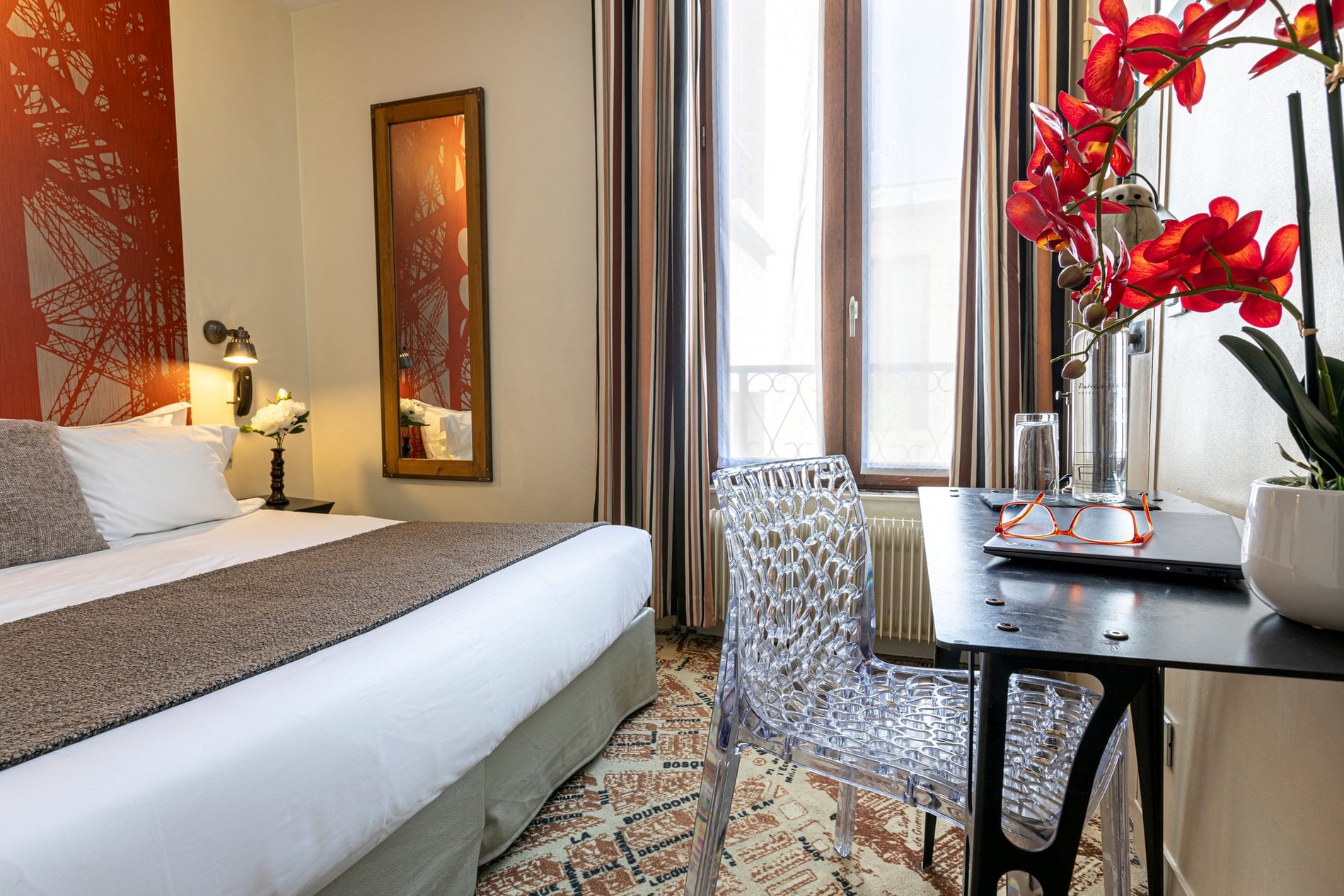 Chambre Double Supérieure de l'Hôtel Alpha Paris Eiffel avec espace bureau.