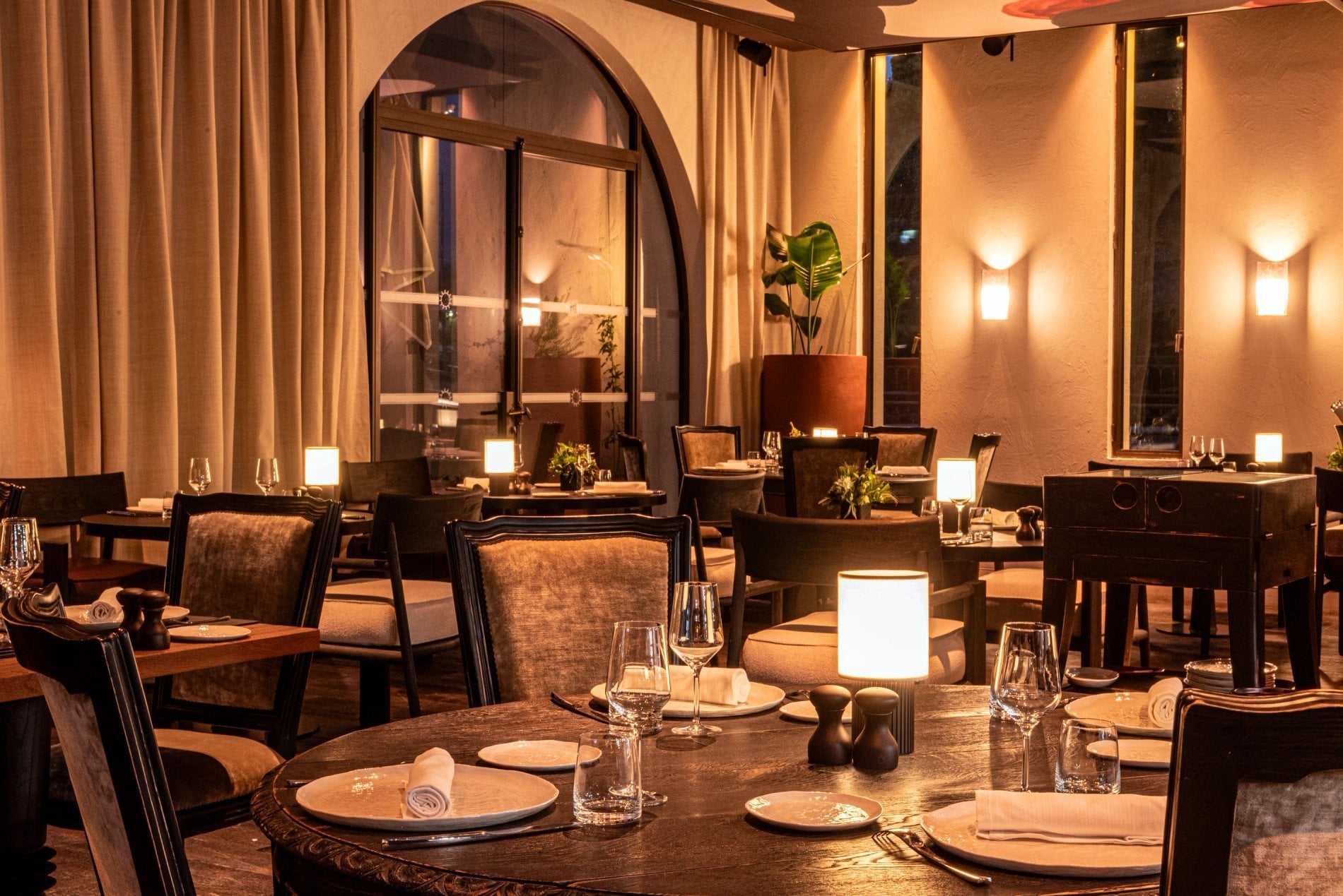 Ambiance feutrée du restaurant La Roue à L’Isle de Leos