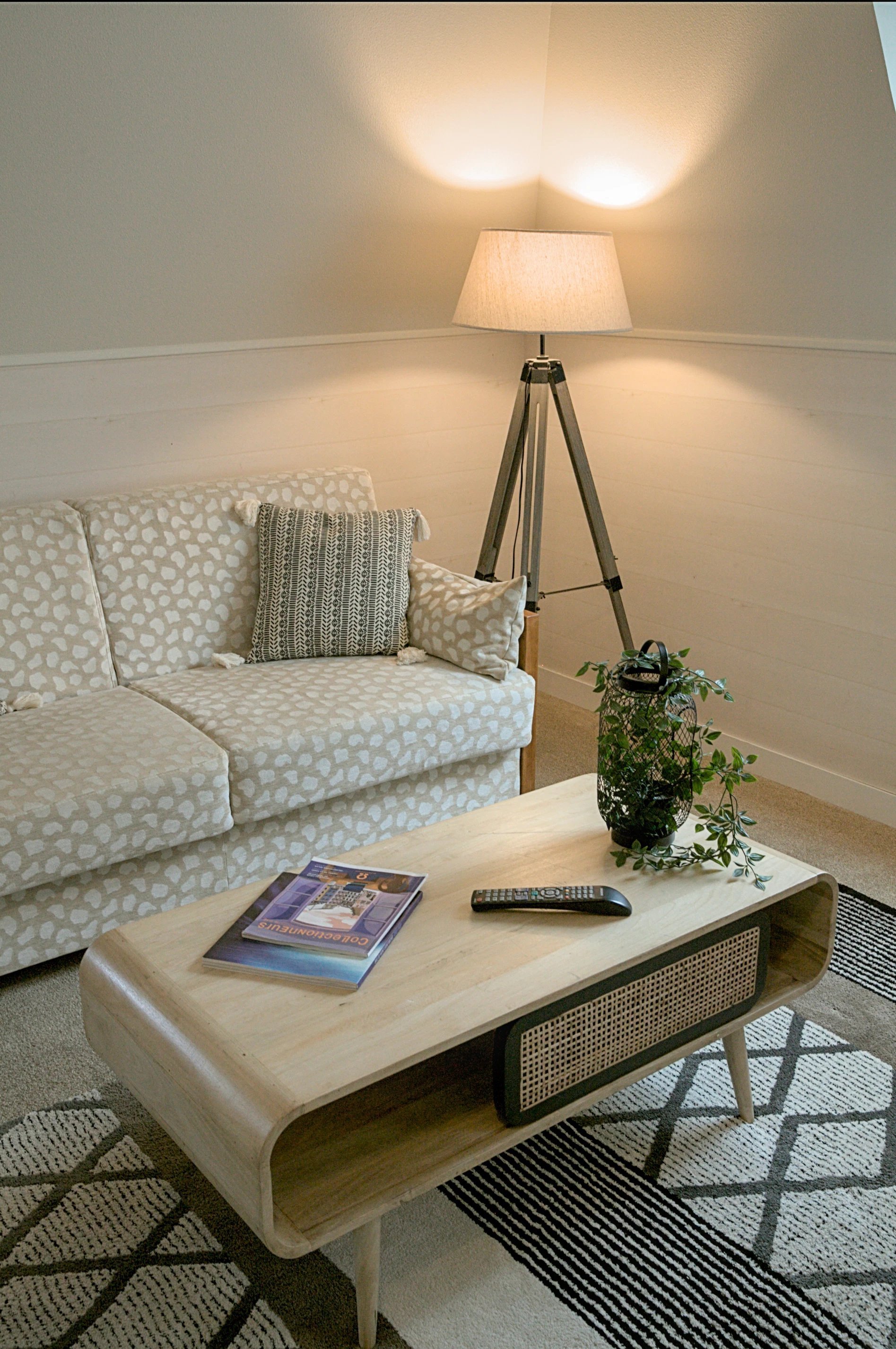 Coin salon dans une Chambre Supérieure de l'Hôtel La Ramade, symbolisant un espace de lecture et de détente confortable.
