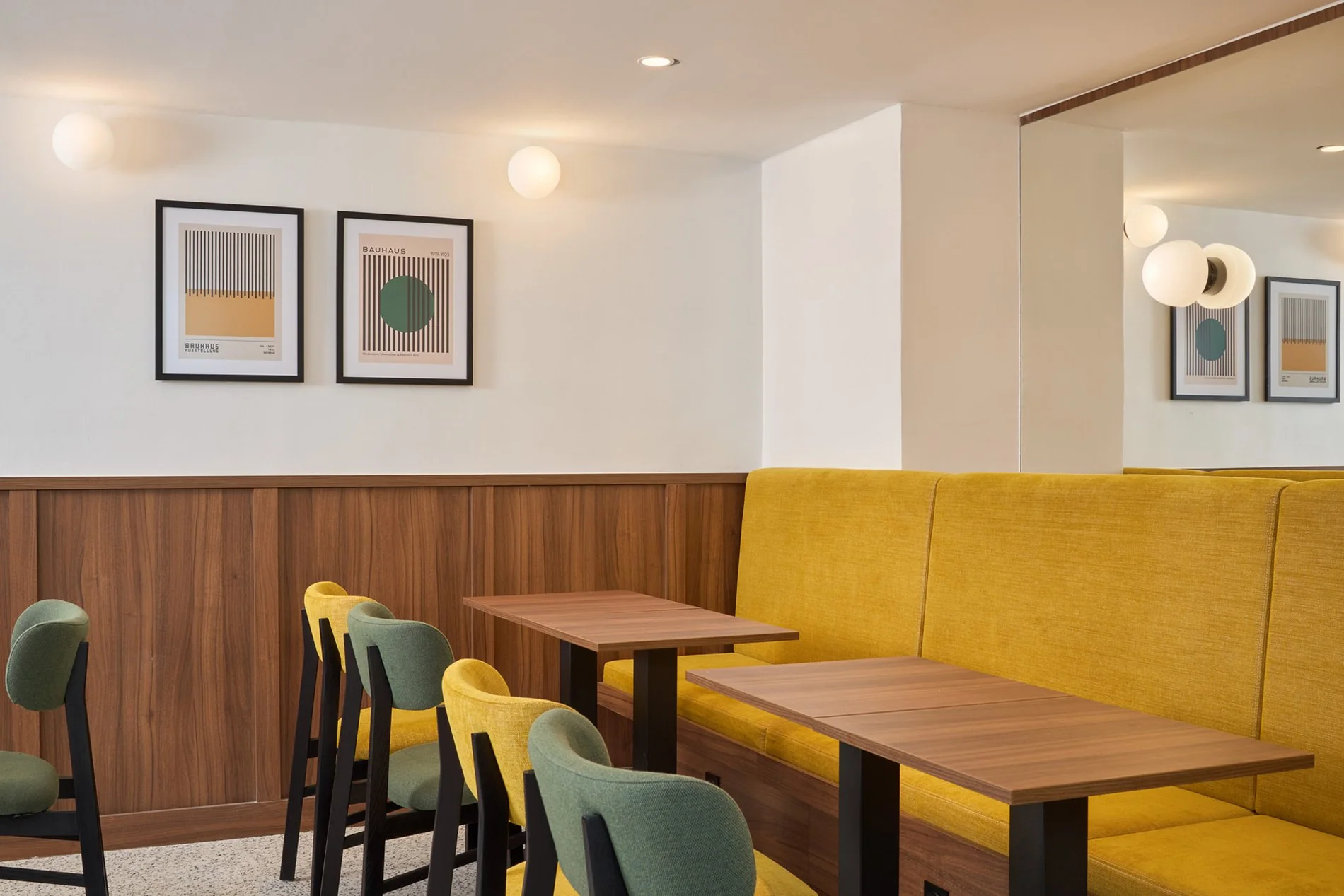Spacieuse salle de petit-déjeuner au Timhotel Nation