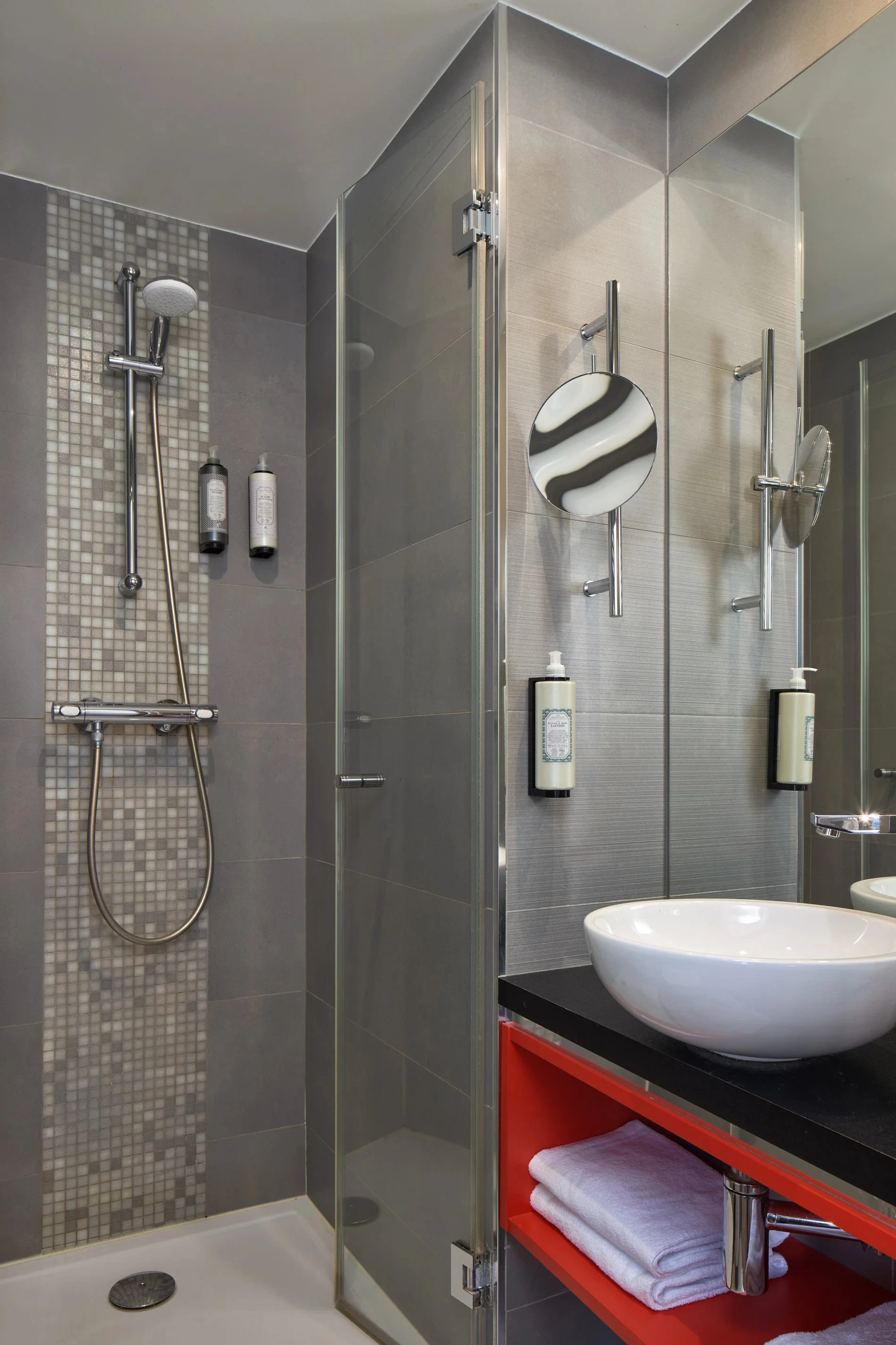 Salle de bain avec douche à l'hôtel Gare de l'Es