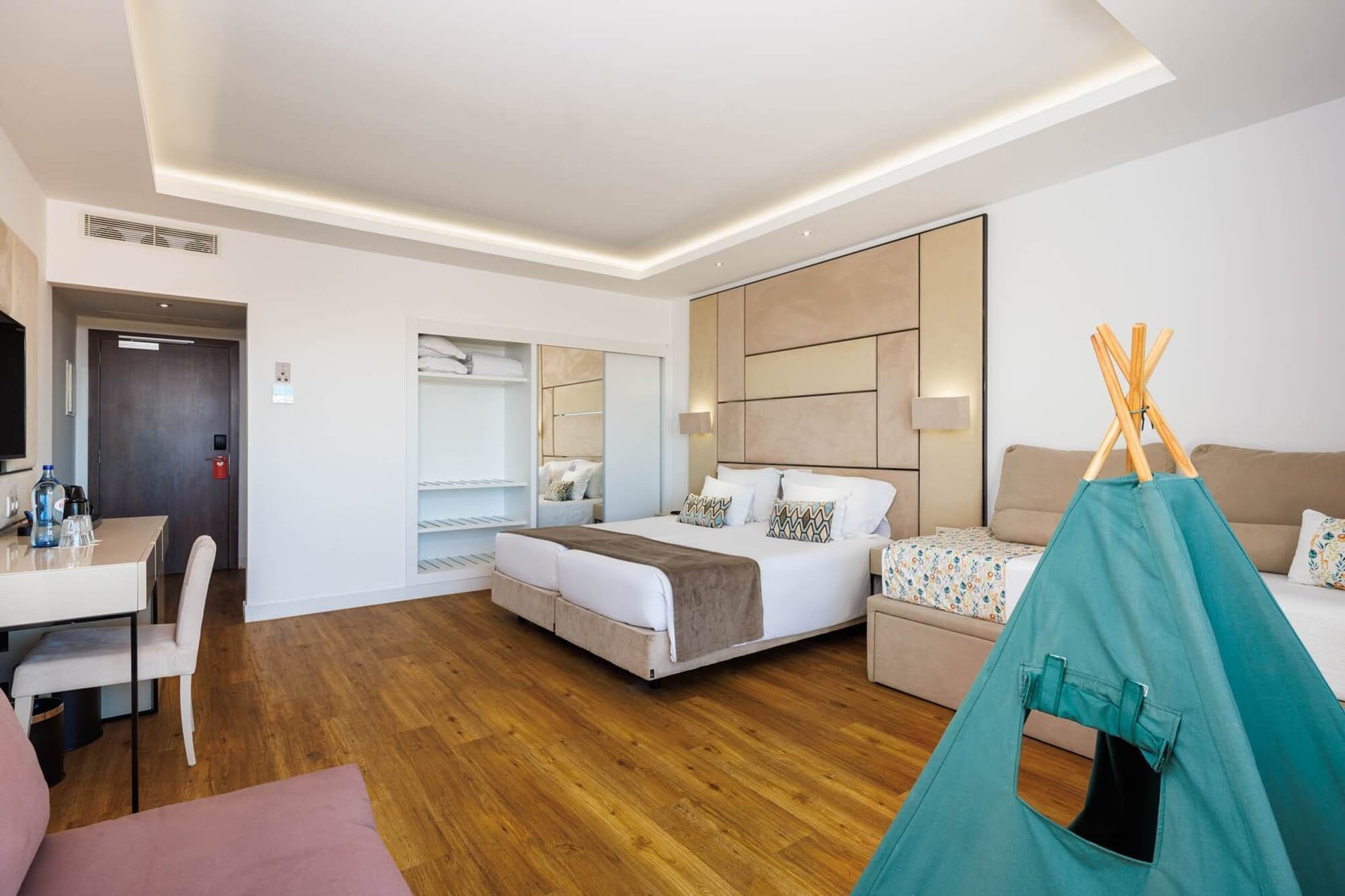 Chambre familiale confortable et spacieuse avec tente, canapé et balcon à l’Hôtel Jupiter Albufeira