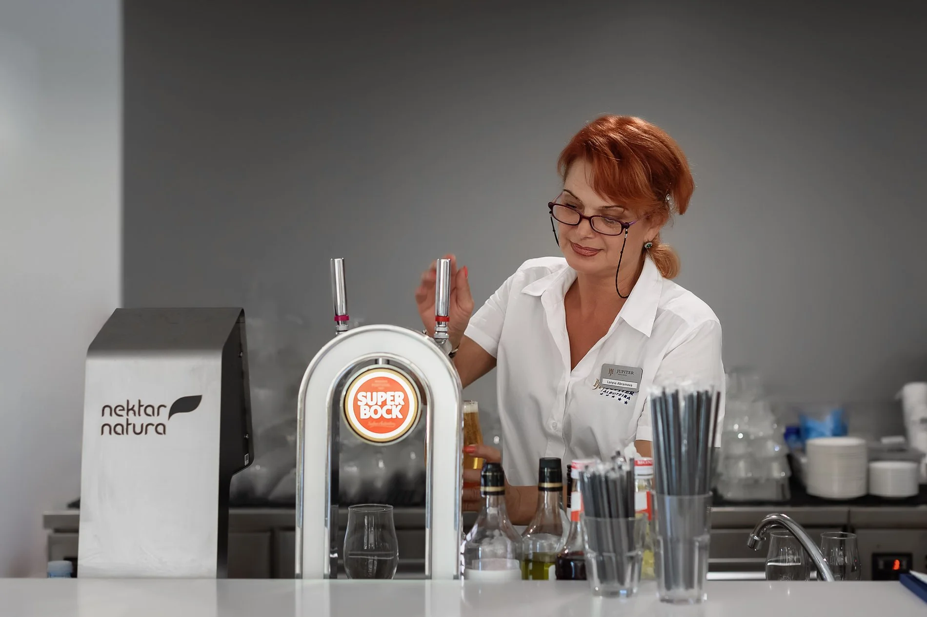 Employée servant une bière au Al Bar de l’Hôtel Jupiter Albufeira