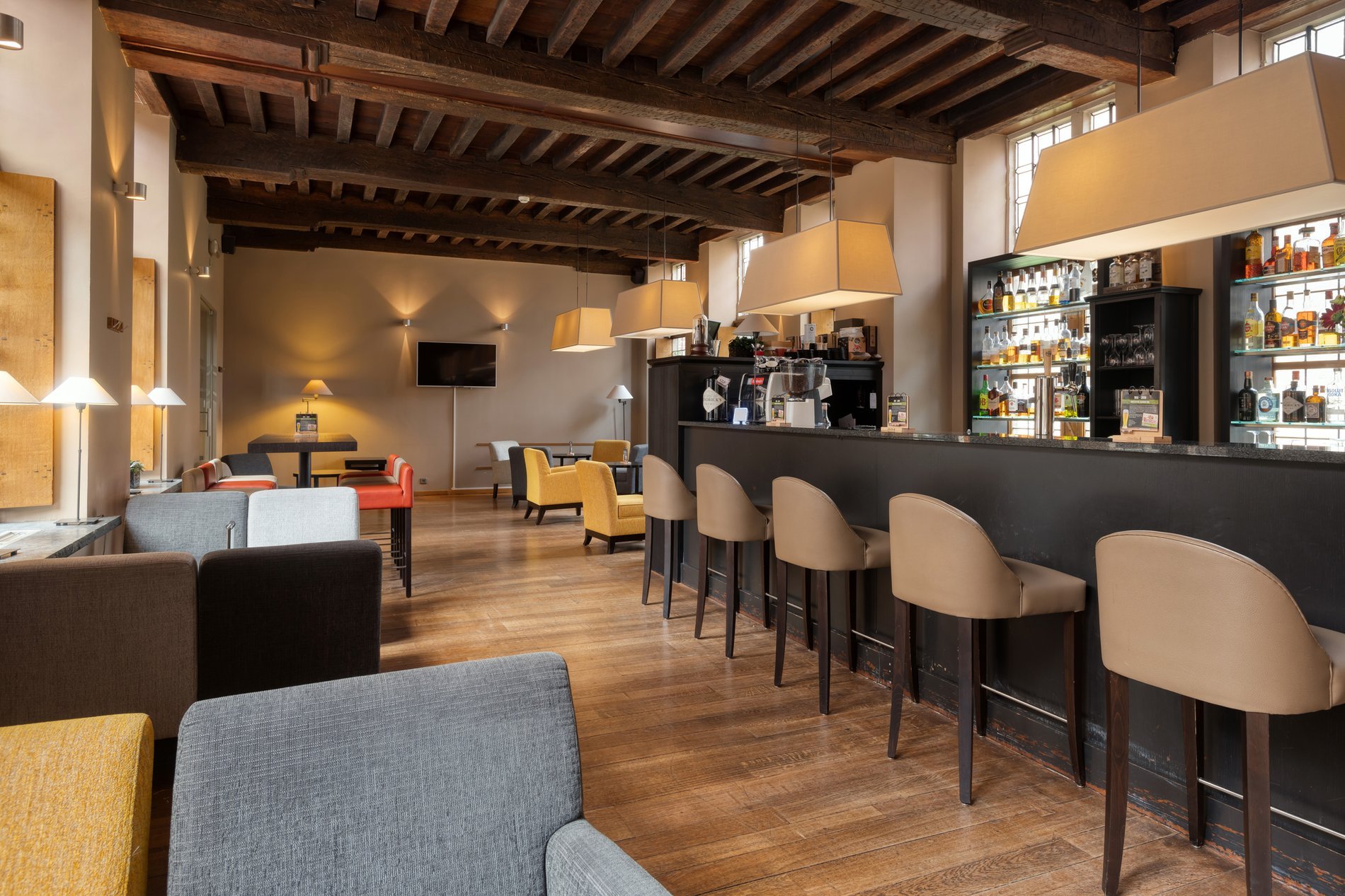 Gezellige bar met zichtbare balken in het Martin's Klooster in Leuven.