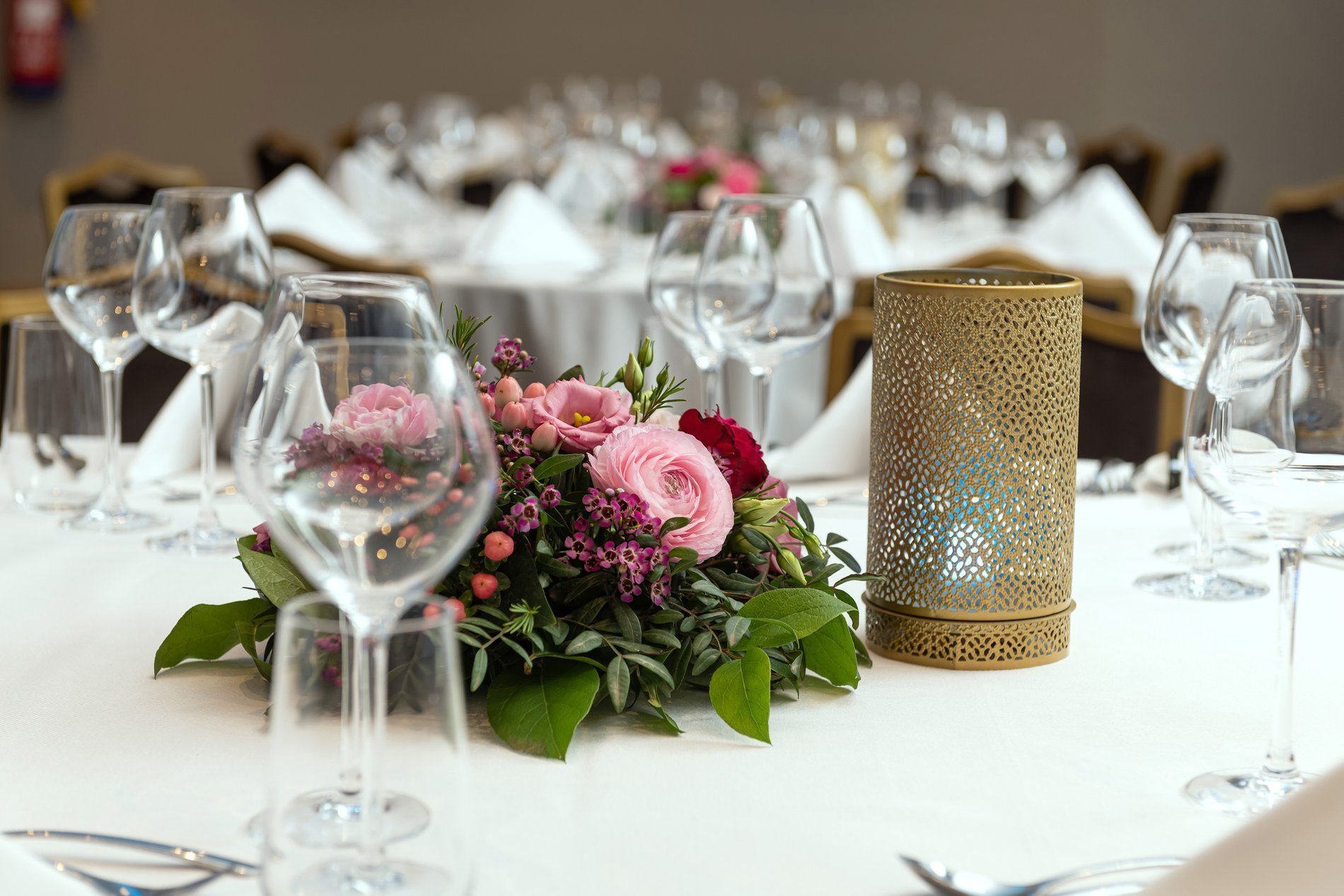 Elegantly set wedding table at Martin's Château du Lac with floral decoration and candle.
