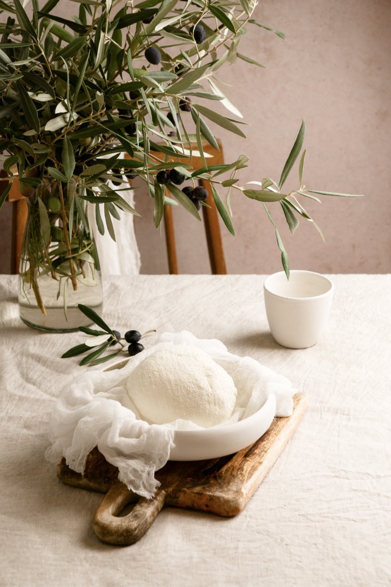 Cérémonial de spa avec peignoir, bougie et feuille d’olivier à L'Isle de Leos