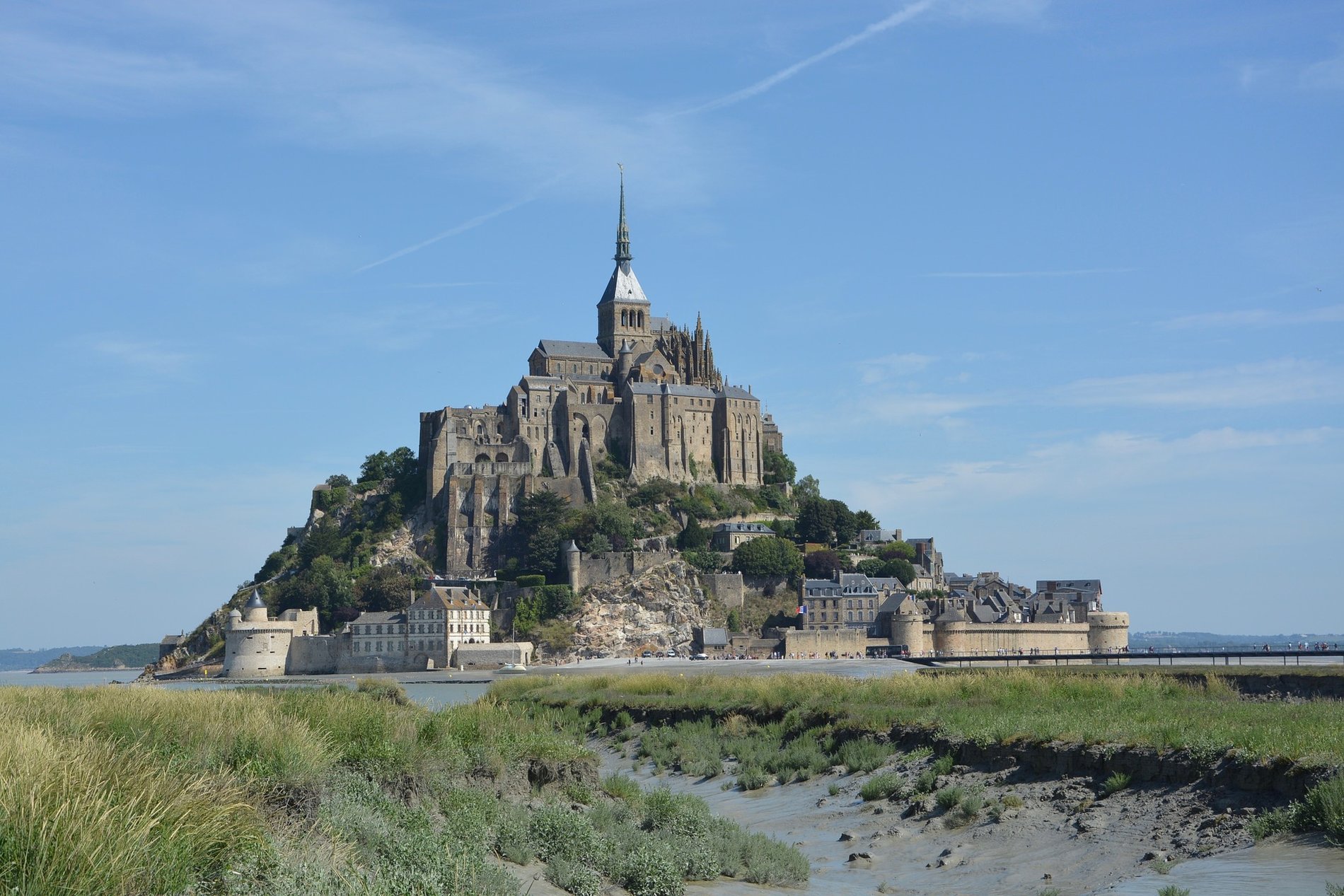Mont Saint-Michel amidst dry grasses, symbolizing its grandeur and the beauty of the surrounding landscapes.