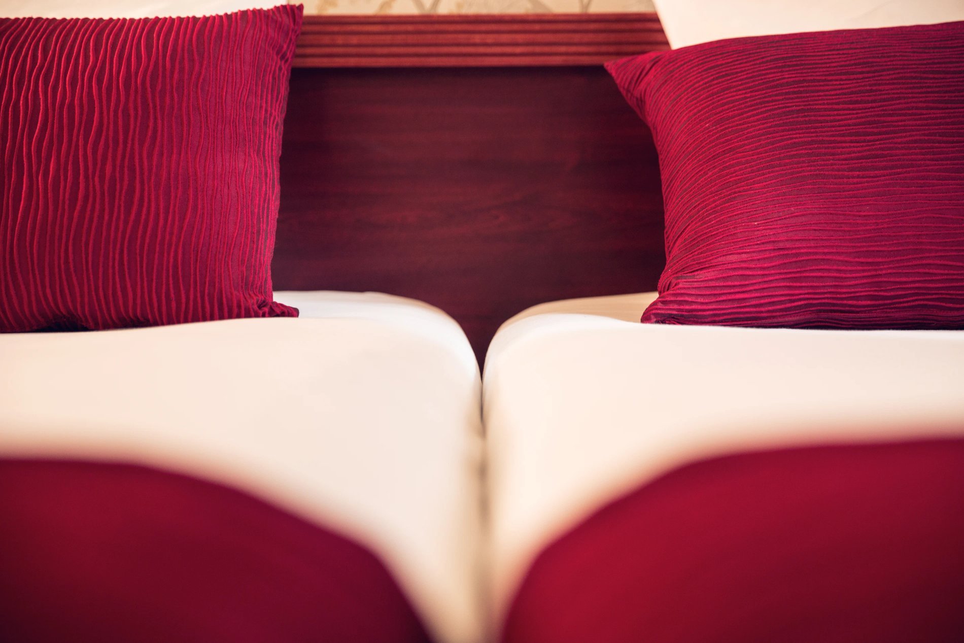 Chambre Confort Double au Timhotel, avec lits séparés et coussins rouges