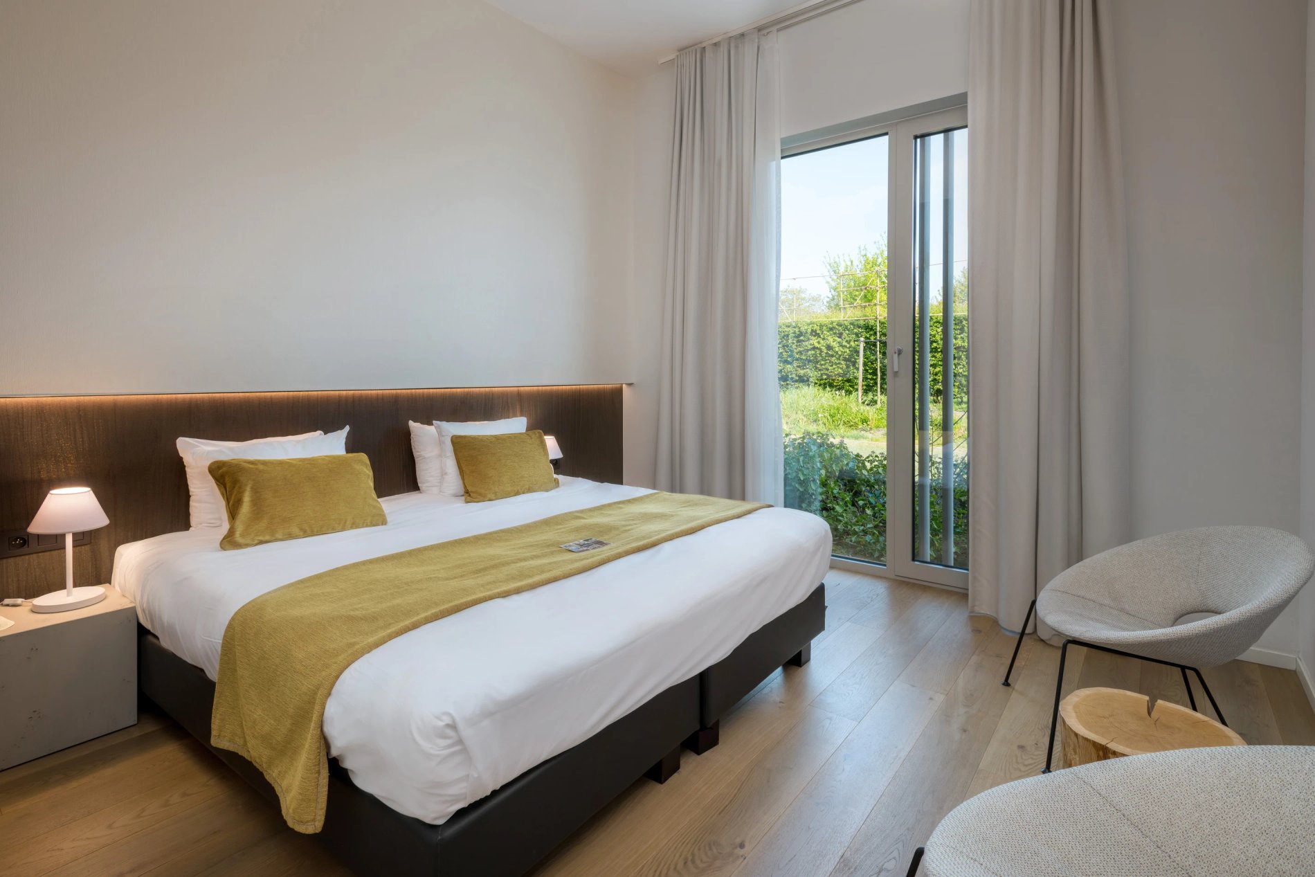 Cosy kamer van 25m² met queensize bed en flatscreen-tv.