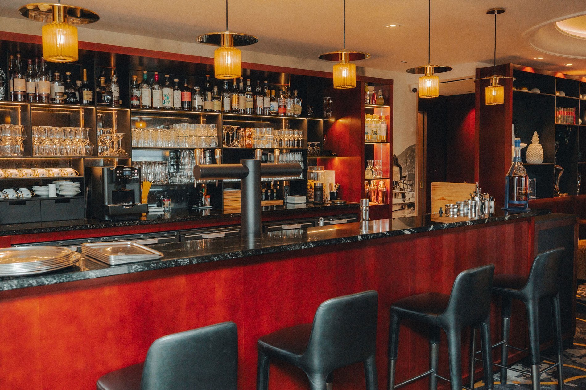 Hôtel Les Trésoms Restaurants | Bar des Trésoms avec cocktails et assiettes à partager dans un cadre élégant face au lac