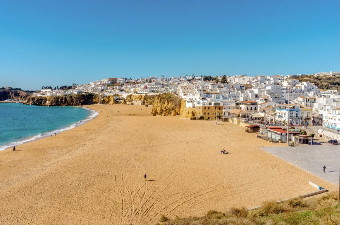 Praia da baixa de Albufeira, localizada no Algarve