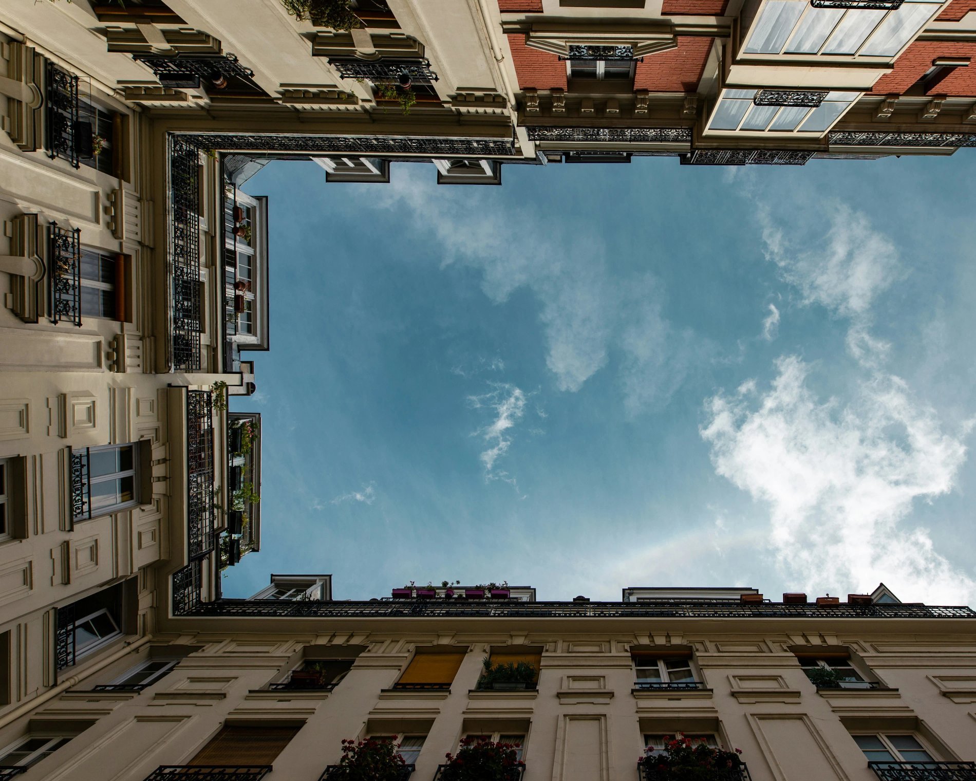 Reflet du ciel et des bâtiments de Paris, ambiance unique. Proche de l'Hôtel Chamar.