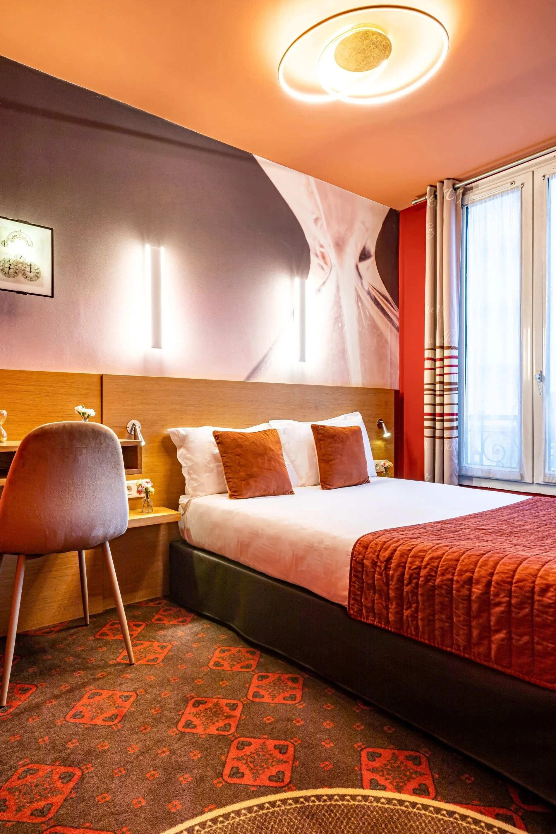 Espace bureau de la Chambre Classique Double avec télévision, coffre-fort et Wi-Fi gratuit à l'Hôtel Ariane Montparnasse