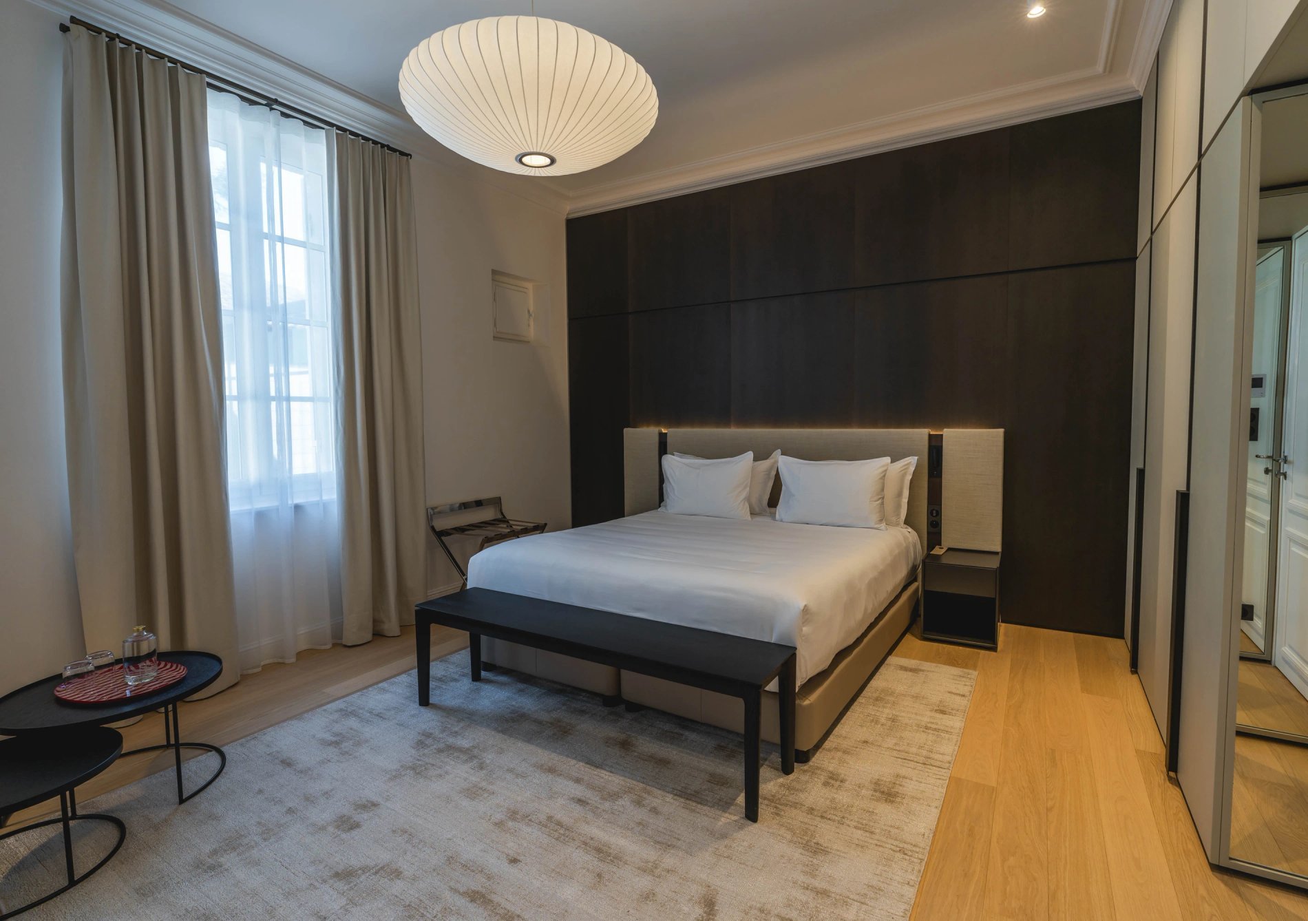 Lit double et tête de lit capitonnée dans la Suite Caractère à la Villa des Vignes