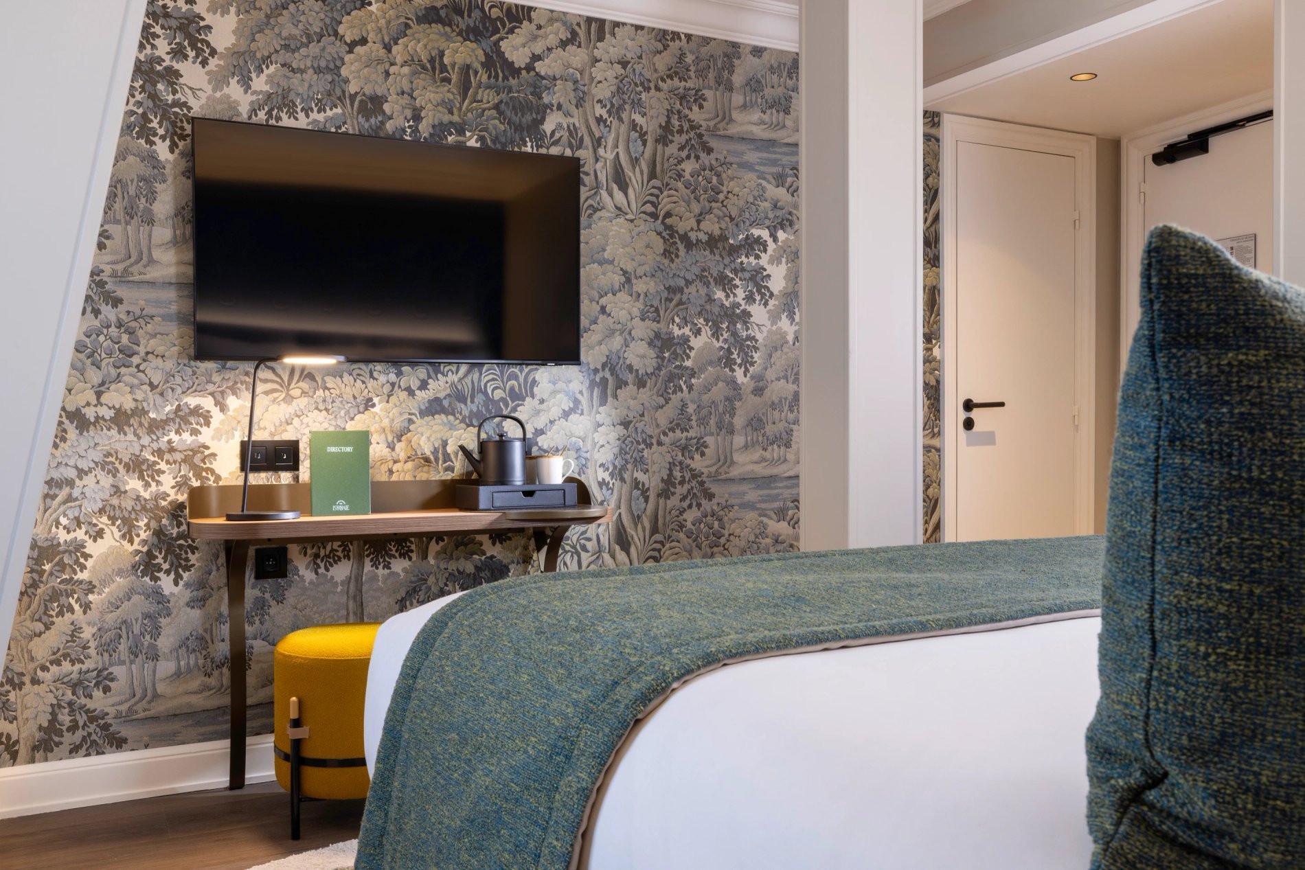 Hotel L'Ormaie Classic Room Eiffel Tower view Desk