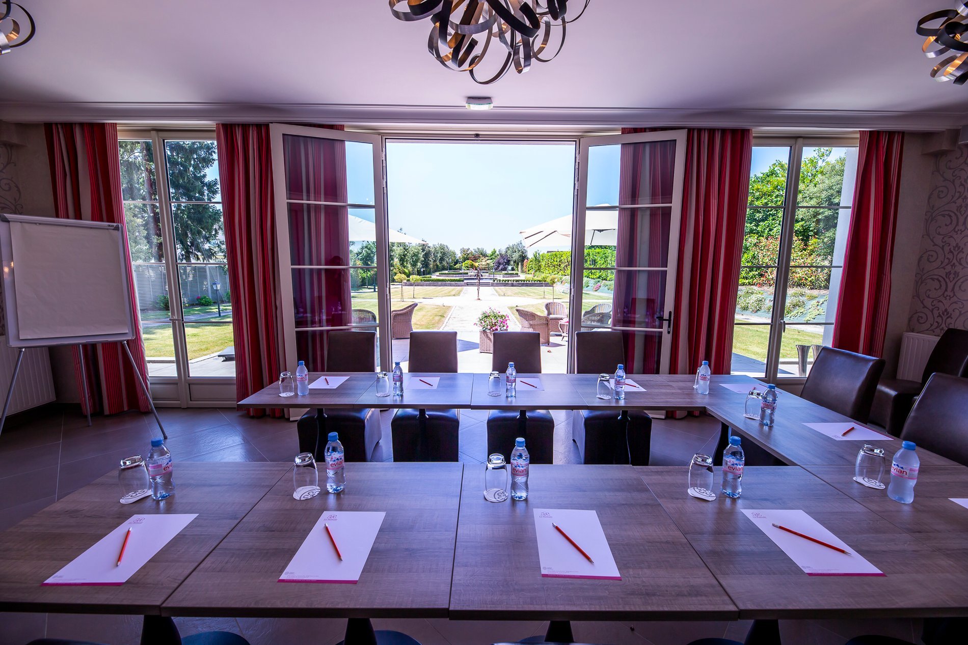 Meeting room at Hotel La Ramade with panoramic view, symbolizing a setting conducive to concentration.