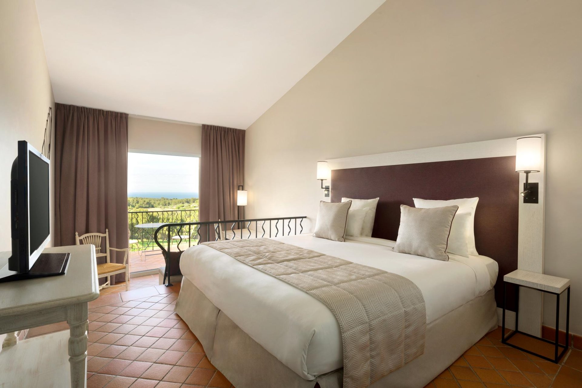 Deluxe Room with Golf & Sea View at the hotel Le Frégate Provence