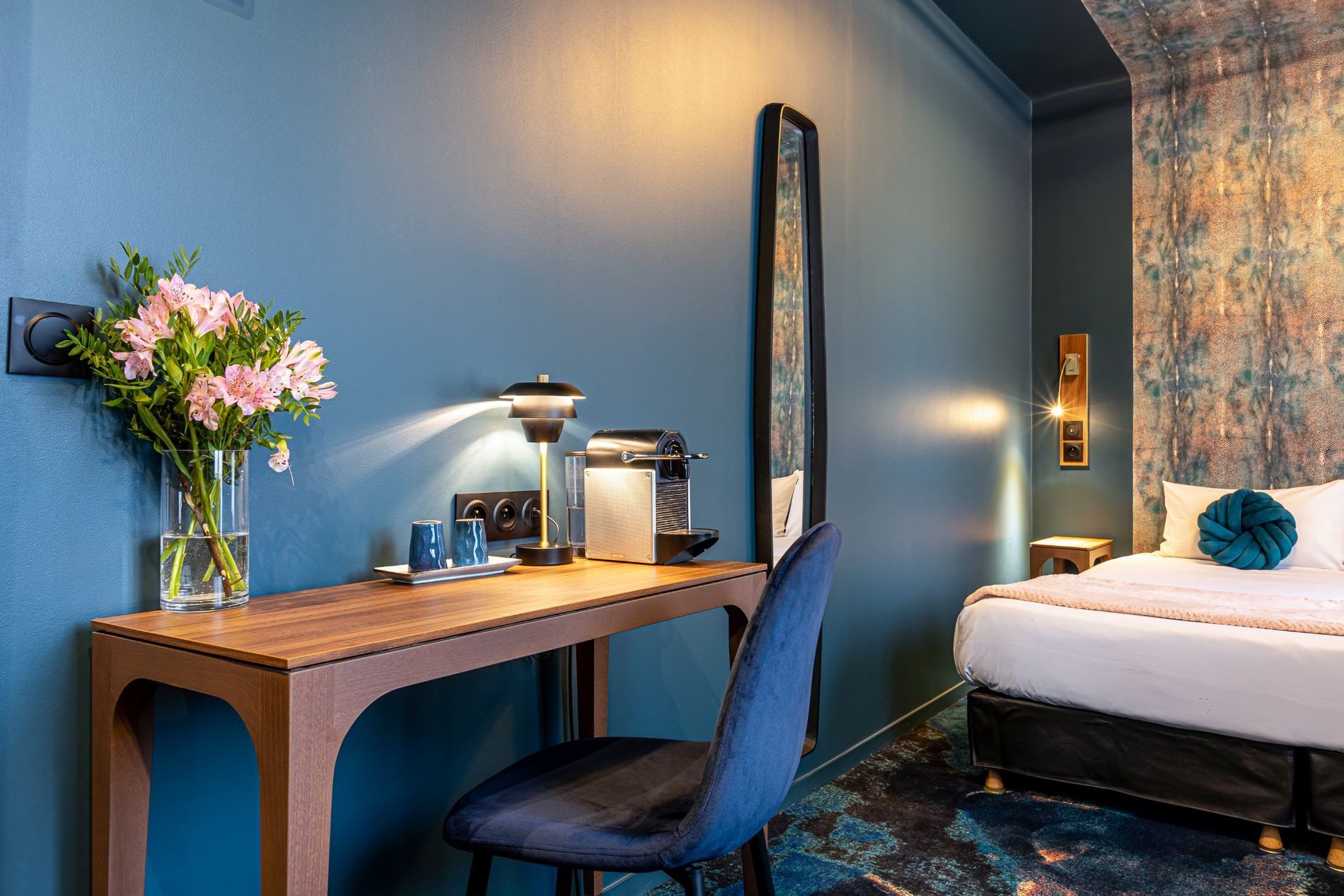 Chambre Supérieure Zen de l’Hôtel Glasgow Monceau à Paris avec bureau, machine à café et décoration élégante