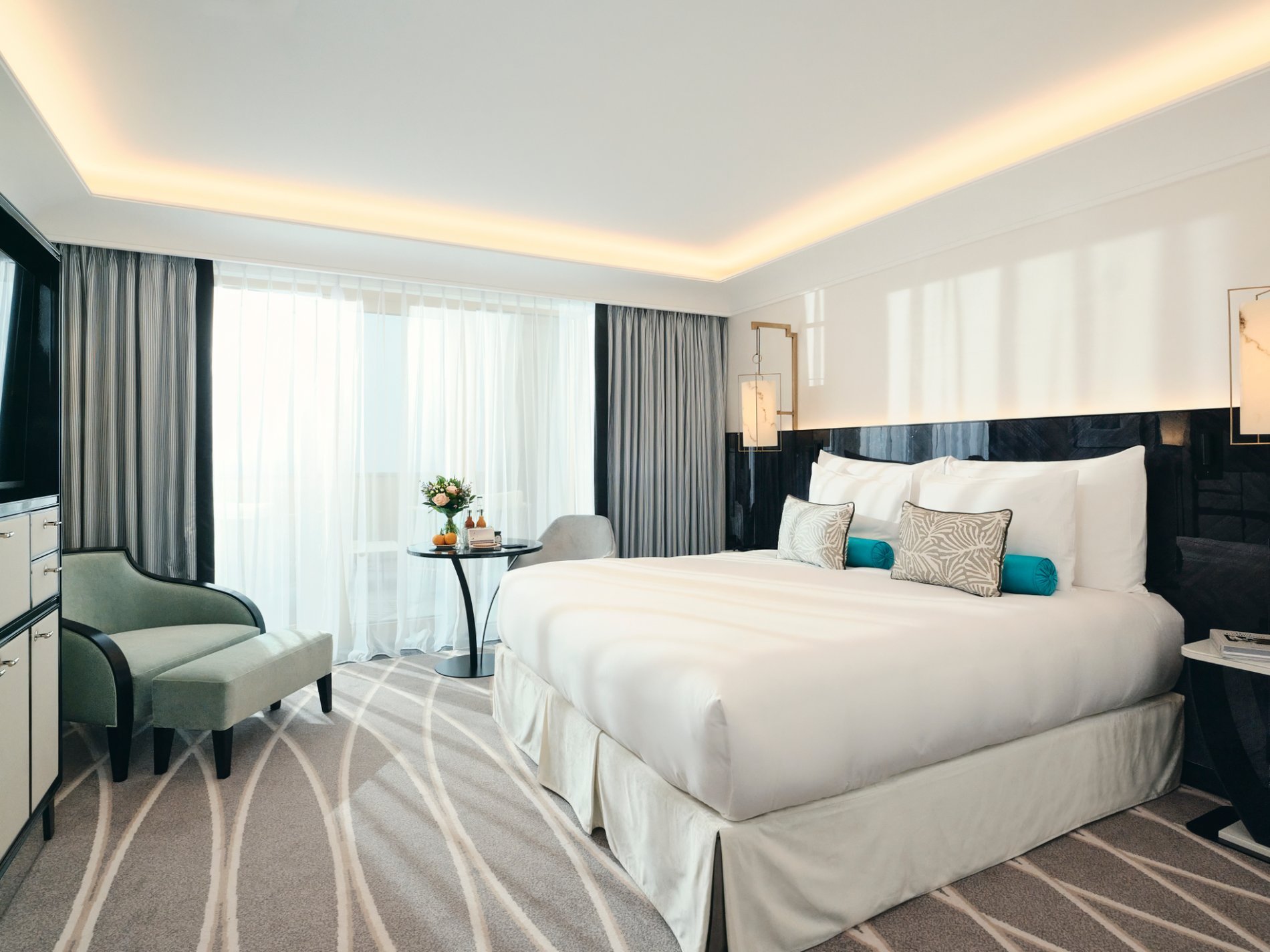 Maison Albar - Le Victoria | Vue sur le lobby avec étagère décorée