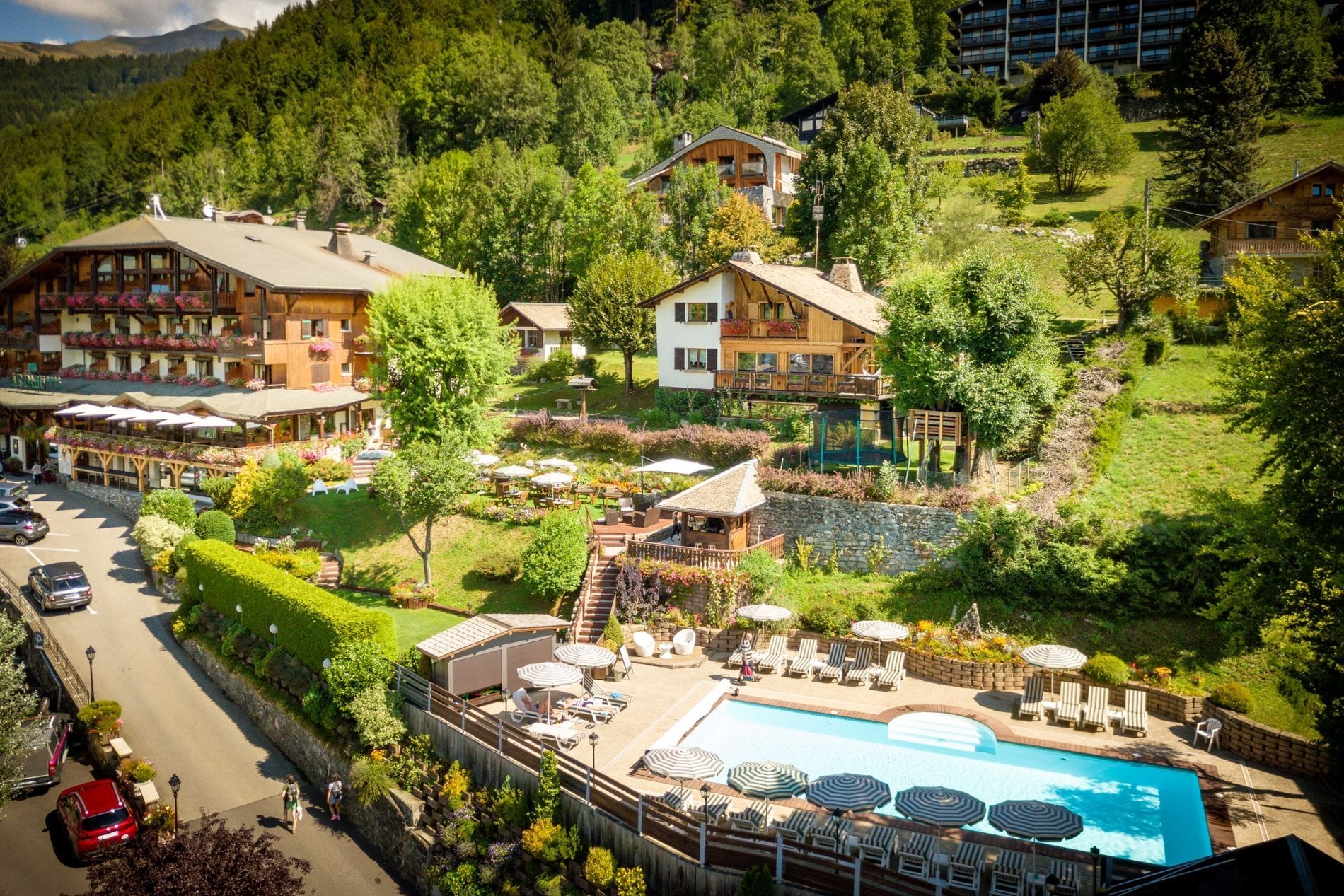 Façade de l'hôtel Le Dahu à Morzine, chalet de charme avec vue sur les montagnes