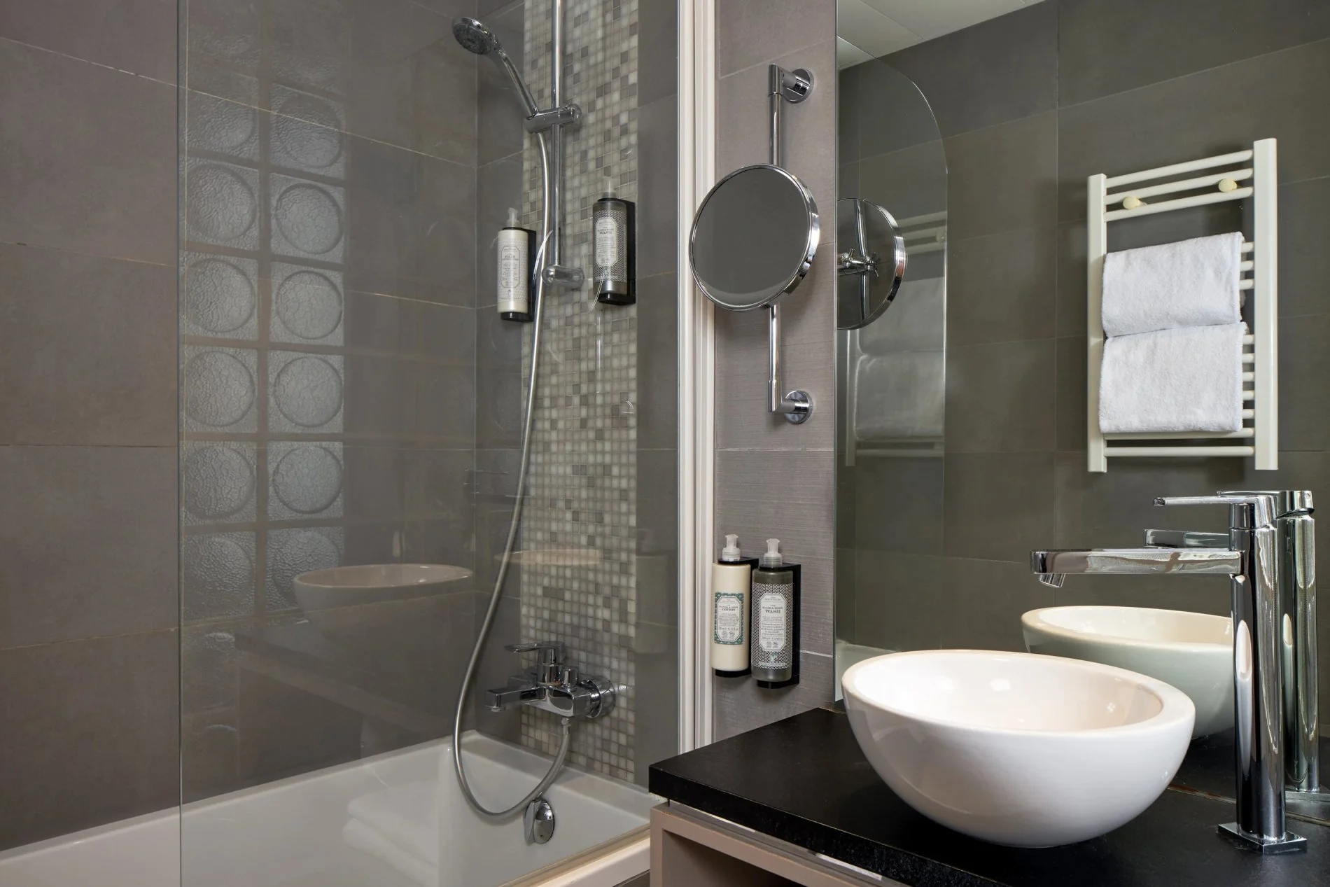 Salle de bain moderne dans une chambre Timhotel, avec douche à l'italienne