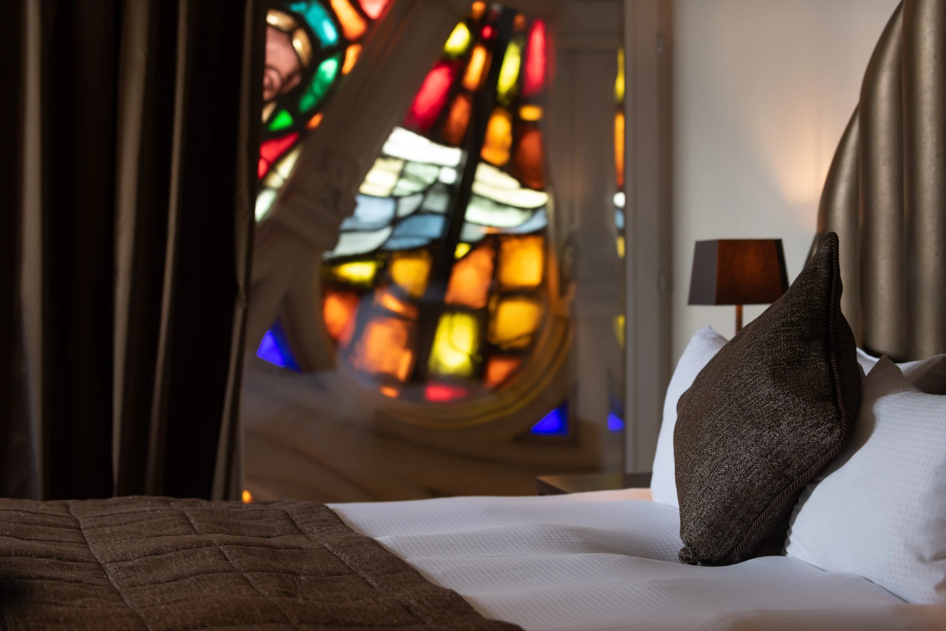 Chambre avec vitrail coloré à l'hôtel Martin's Patershof, ancienne église à Malines.