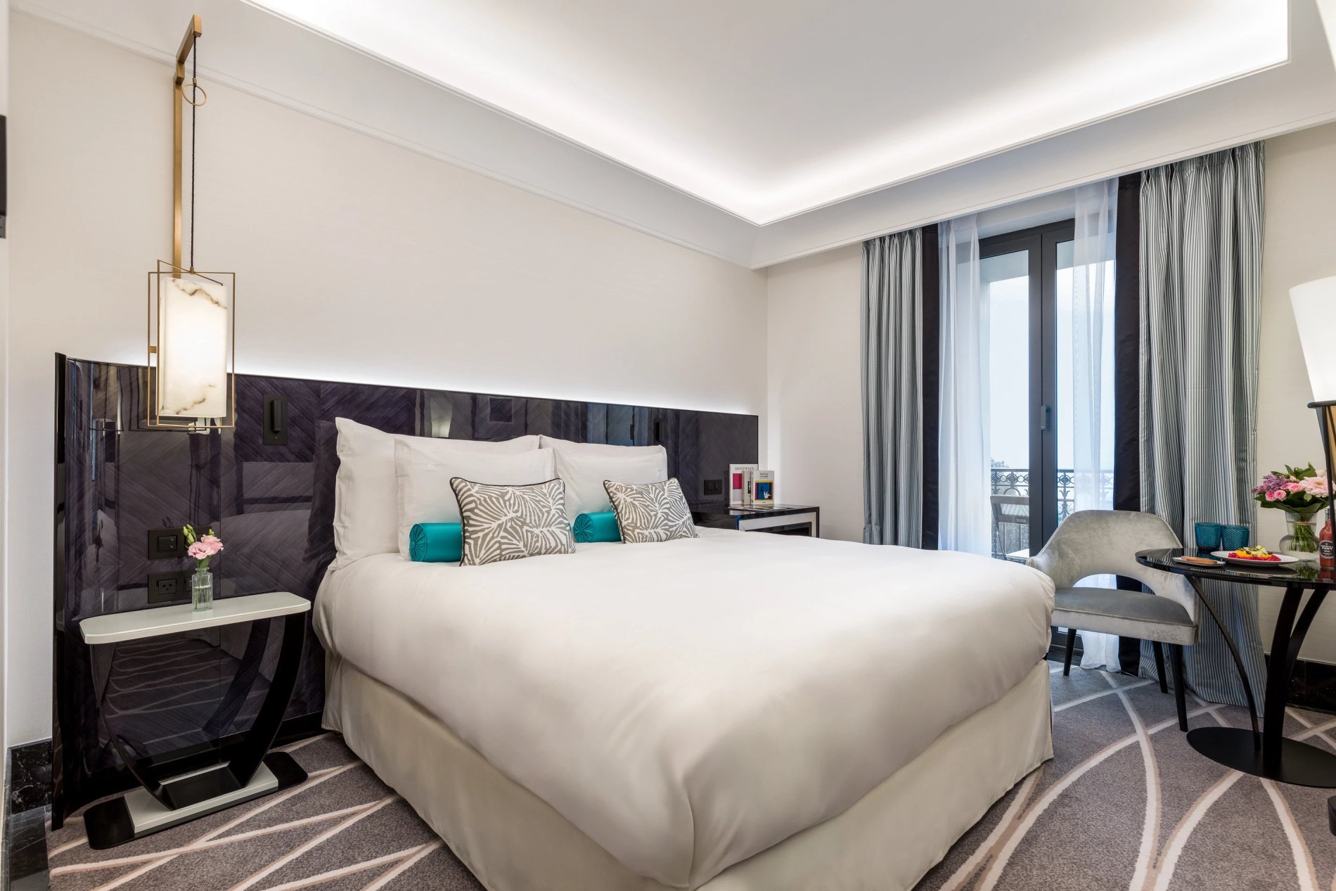 Maison Albar - Le Victoria | King-size bed in superior sea-view room