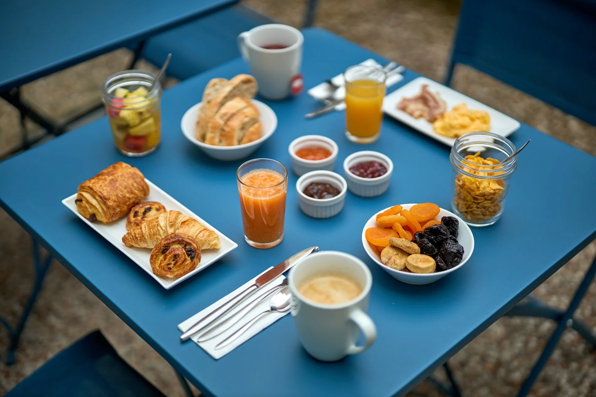 Petit déjeuner servi sur une table bleue au Timhotel Nation