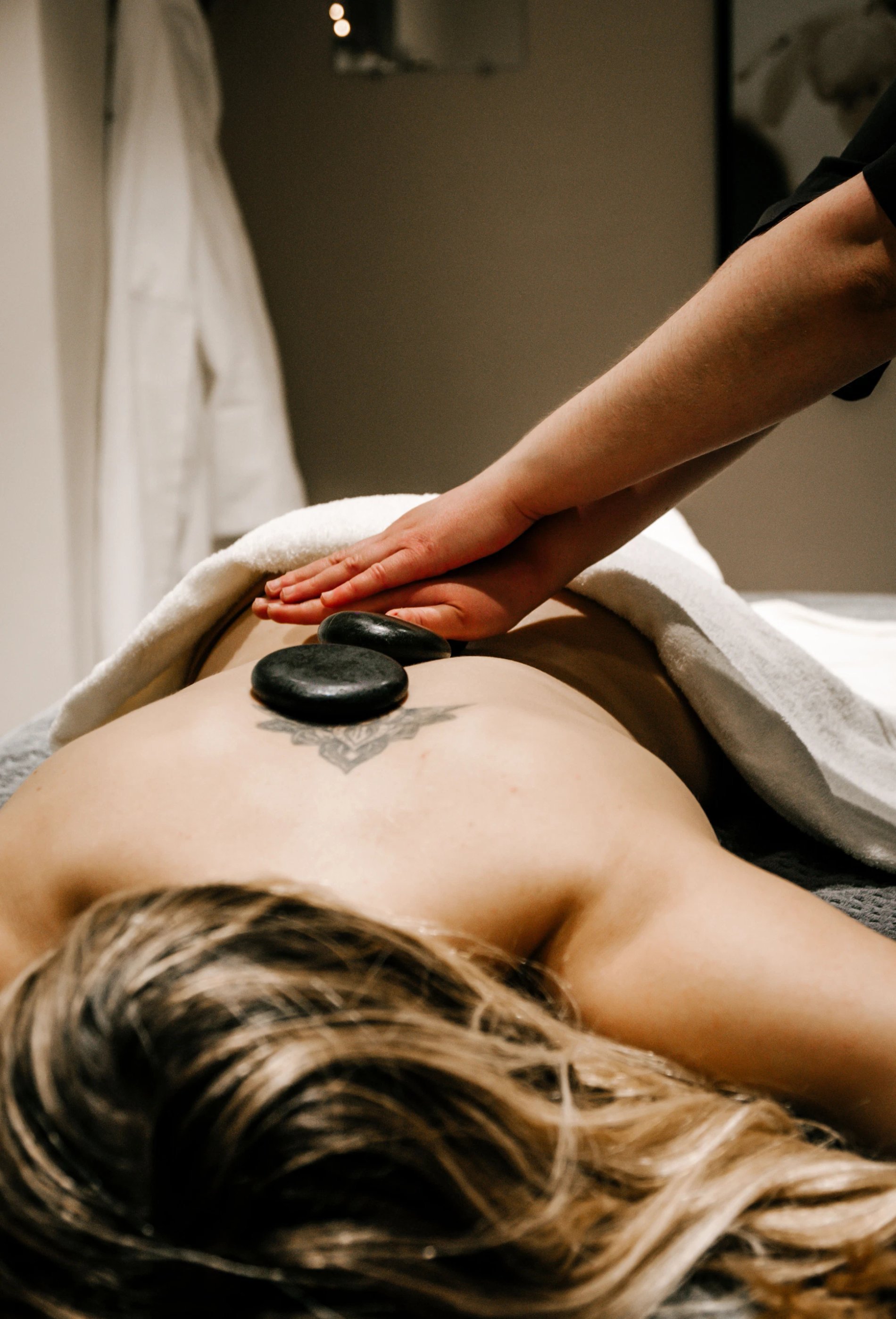 Massage avec pierres chaudes, soin du dos, soin chauffant, détente