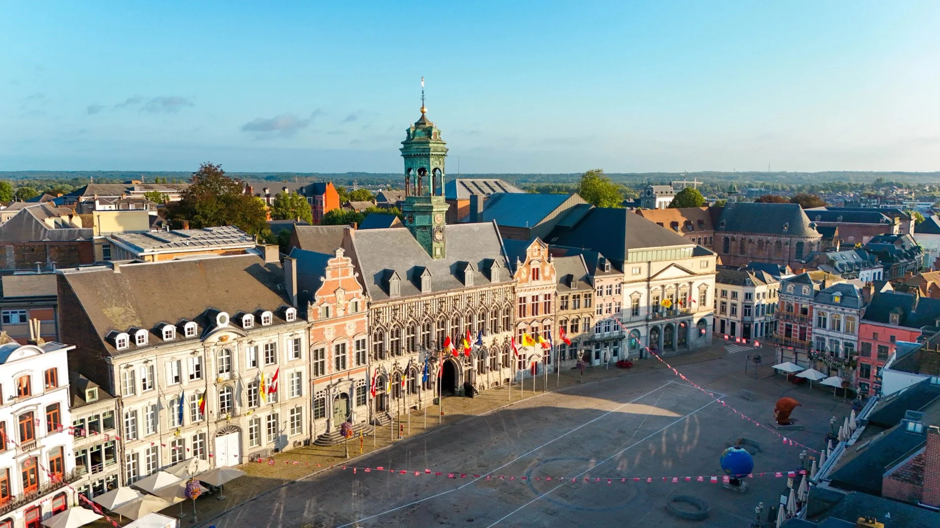 Vue aérienne du centre historique de Mons depuis le Martin's Dream.