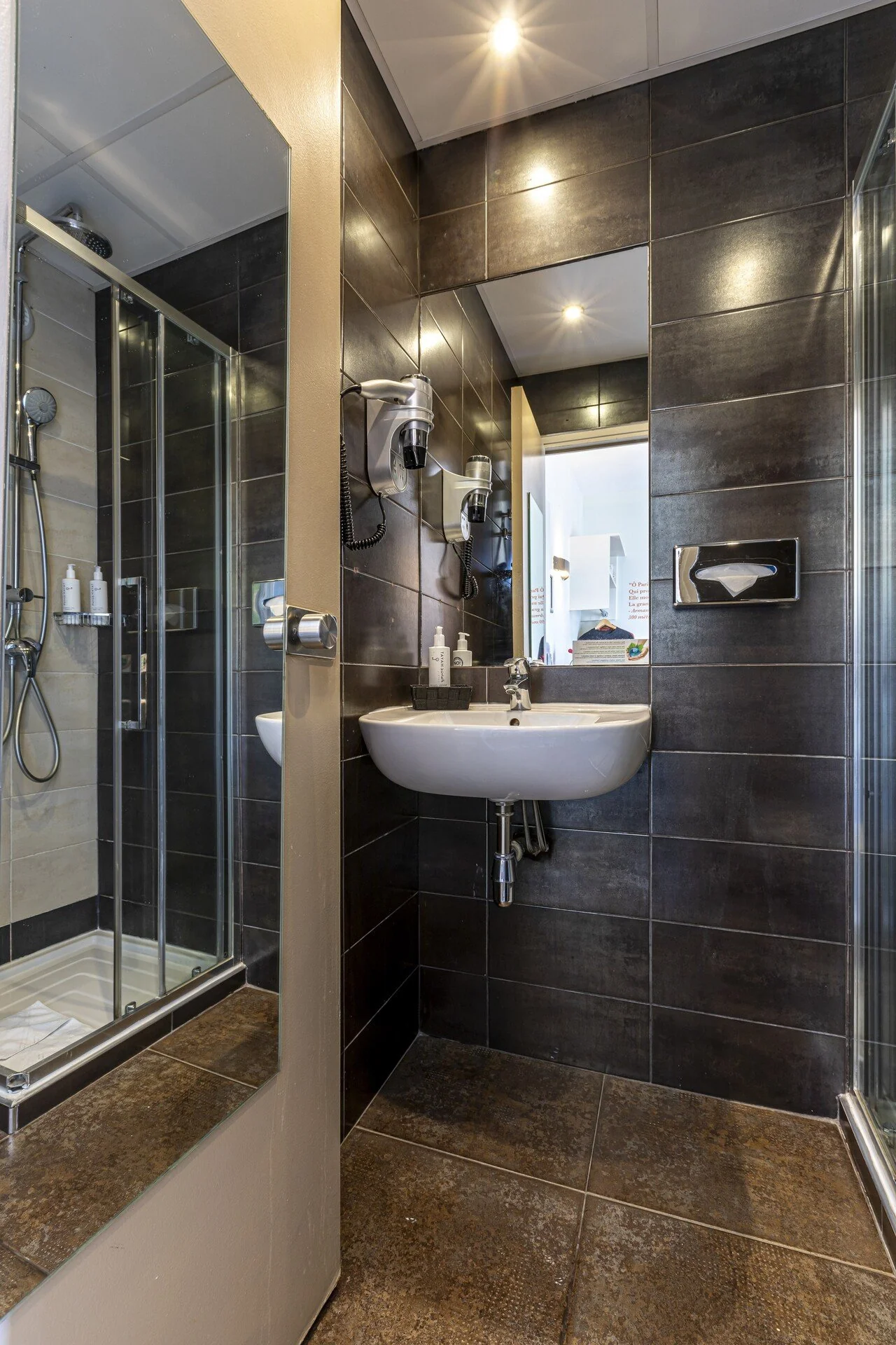 Salle de bain moderne de la Chambre Twin Eiffel de l'Hôtel Alpha Paris Eiffel avec douche.
