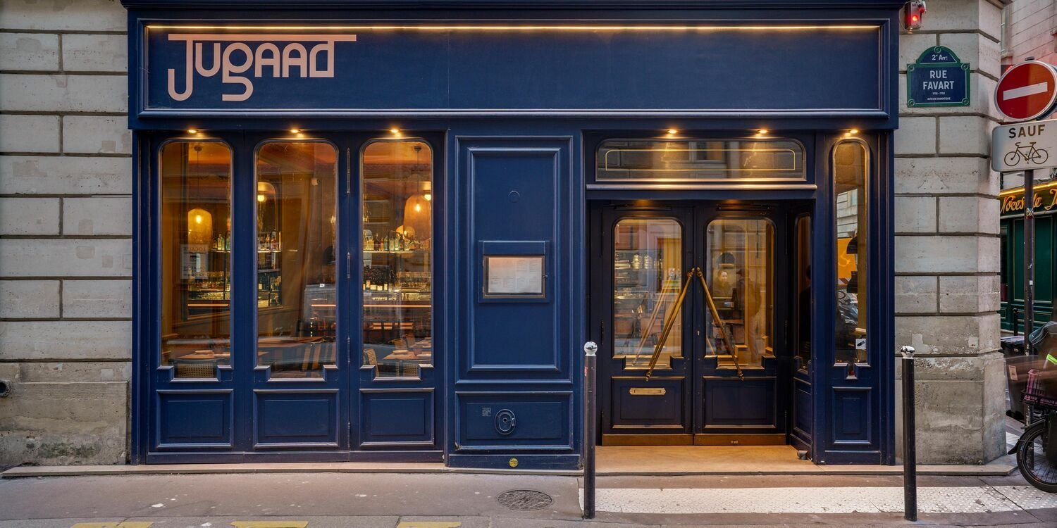 Fassade des indischen Restaurants Jugaad in der Rue Favart, hinter der Opéra-Comique