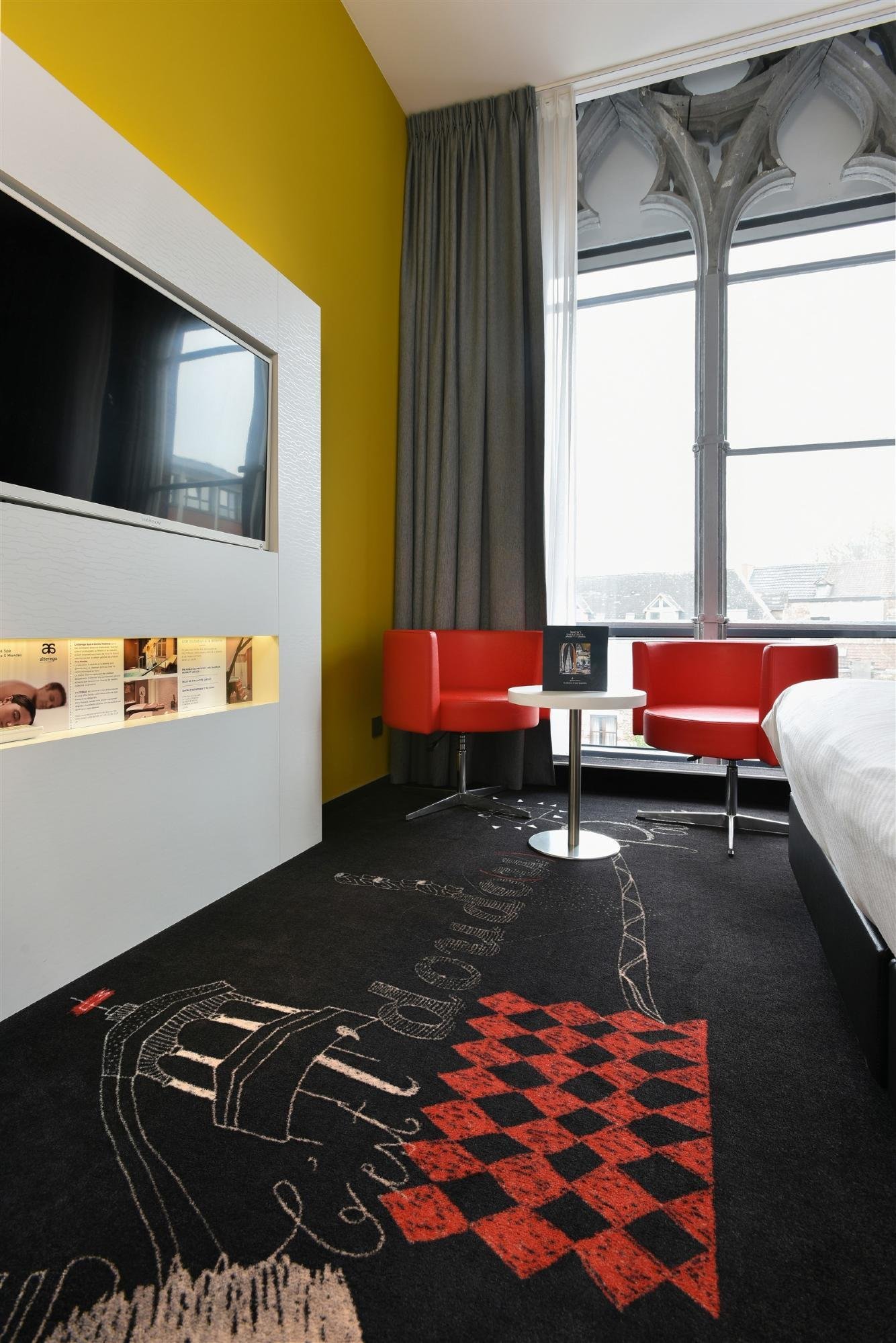 Charmantes Zimmer mit Schreibtischecke und hellem Ausblick.