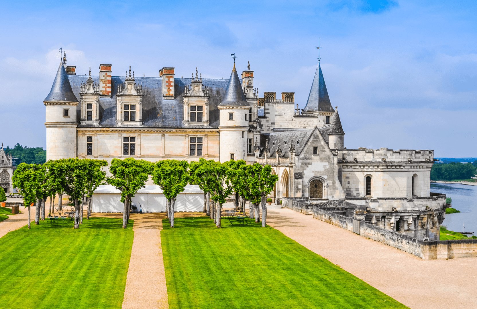Vue du château de Chenonceau avec ses jardins verdoyants