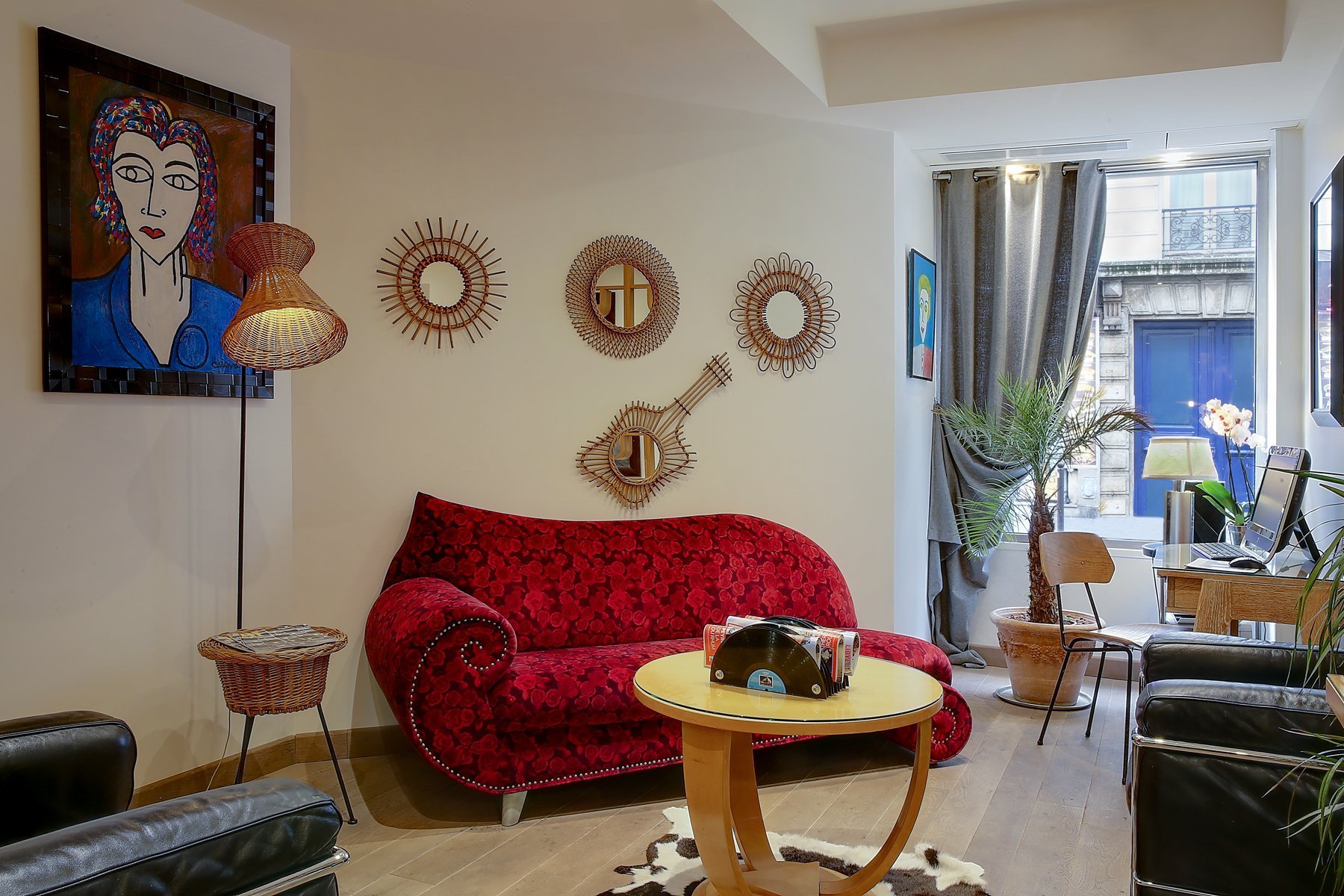 Hotel Aulivia Opéra lounge with red sofa, wall decoration and natural light